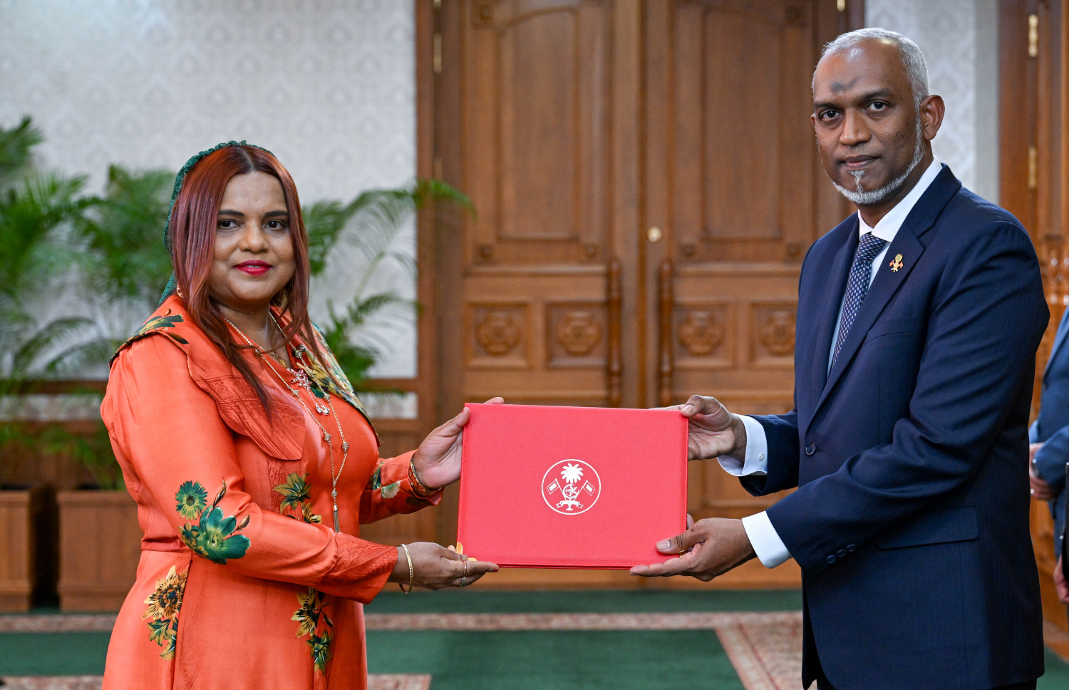 ފޮރިން މިނިސްޓަރަކަށް އައްޔަން ކުރެއްވި އިރުތިޝާމް އާދަމްއާ މަގާމުގެ ލިޔުން ރައީސް މުއިއްޒު ހަވާލު ކޮށްދެއްވަނީ.--- ފޮޓޯ: ރައީސް އޮފީސް