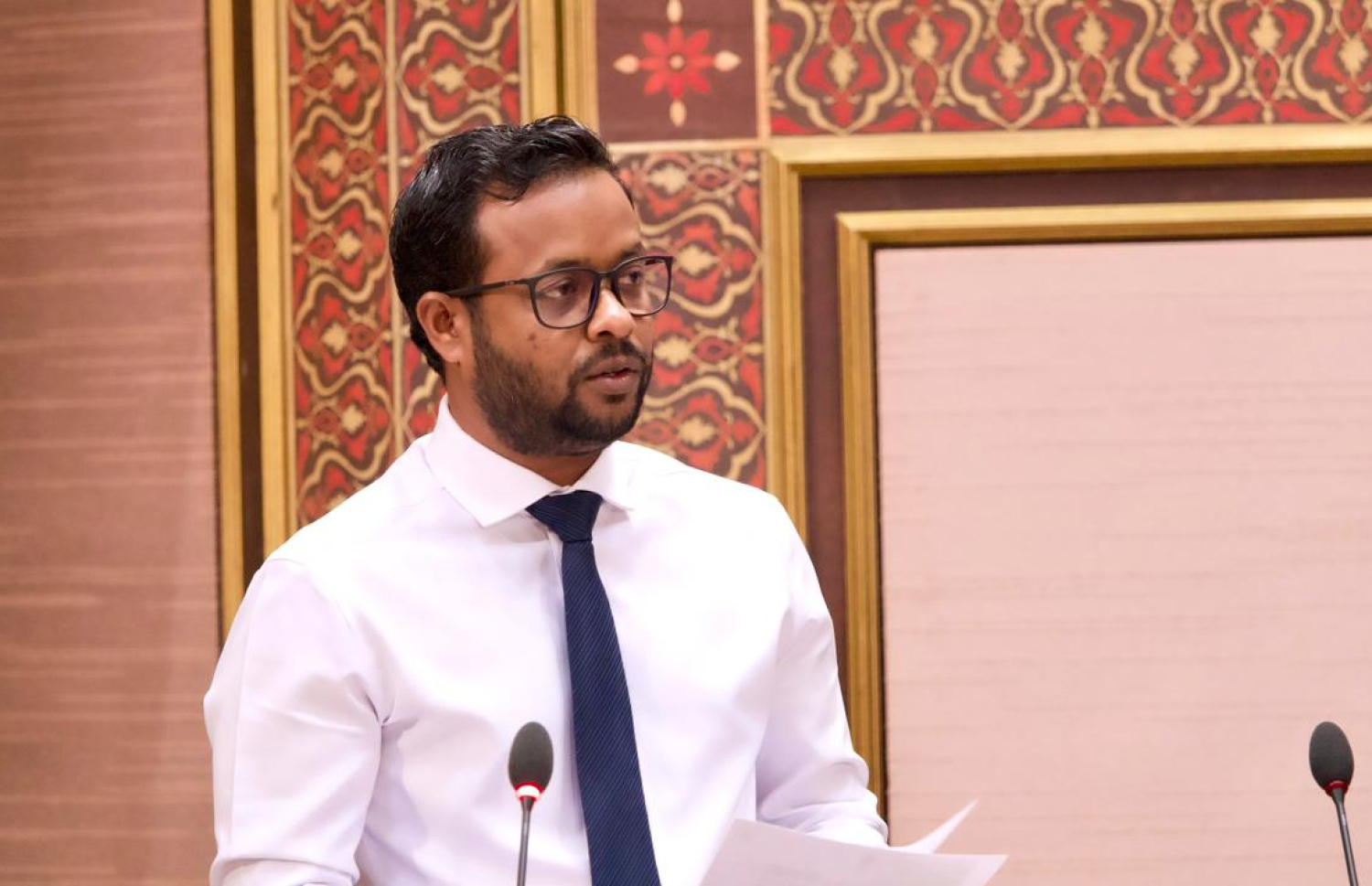 ހައުސިން މިނިސްޓަރު ޑރ. އަބްދުﷲ މުއްތަލި ރައްޔިތުންގެ މަޖިލީހުގައި މެންބަރުން ކުރެއްވި ސުވާލުތަކަސް ޖަވާބުދެއްވަނީ. ފޮޓޯ: މަޖިލީހުގެ އިދާރާ