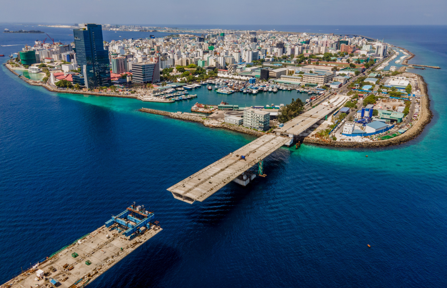 ތިލަމާލެ ބްރިޖުގެ މަސައްކަތް ކުރިއަށް ގެންދަނީ: އެ މަޝްރޫއުގެ 72 ޕަސެންޓް މަސައްކަތް މިހާރު ވަނީ ނިމިފައި --- މިހާރު ފޮޓޯ/ނިޝާން އަލީ