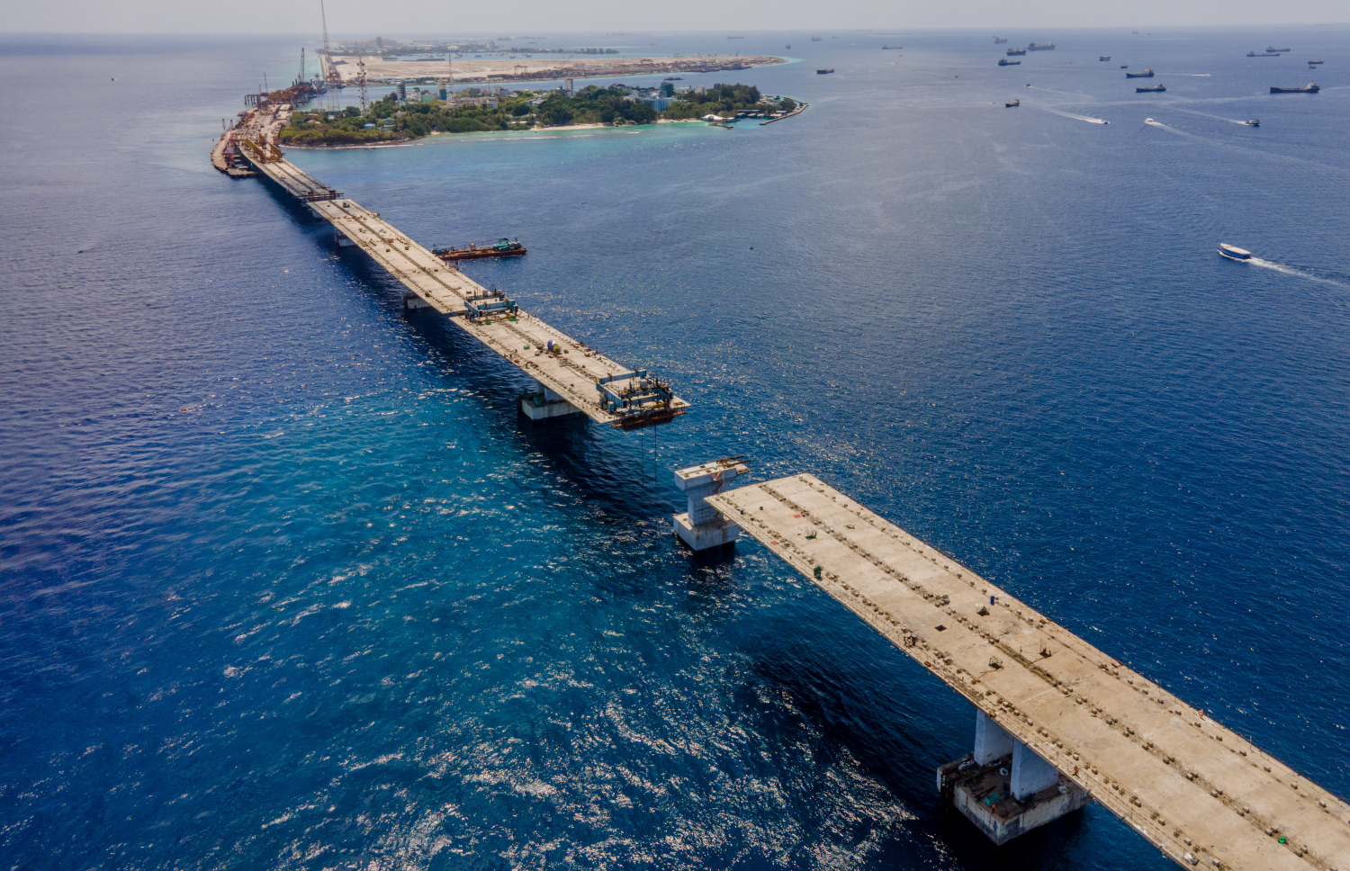 ތިލަމާލެ ބްރިޖުގެ މަސައްކަތް ކުރިއަށް ގެންދަނީ: އެ މަޝްރޫއުގެ 72 ޕަސެންޓް މަސައްކަތް މިހާރު ވަނީ ނިމިފައި --- މިހާރު ފޮޓޯ/ނިޝާން އަލީ