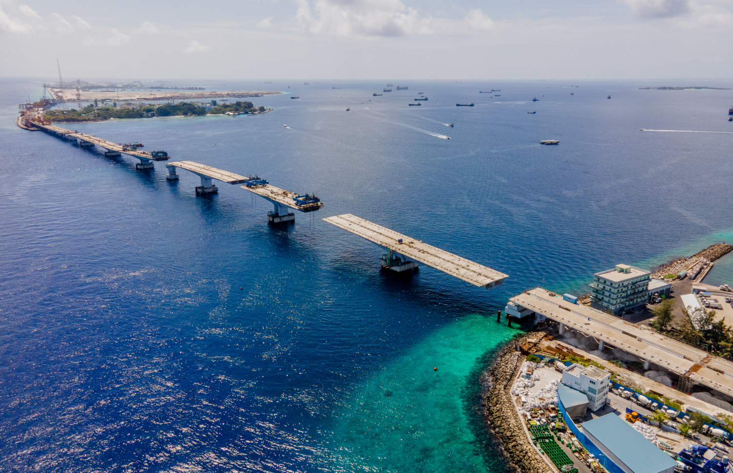 ތިލަމާލެ ބްރިޖުގެ މަސައްކަތް ކުރިއަށް ގެންދަނީ: އެ މަޝްރޫއުގެ 72 ޕަސެންޓް މަސައްކަތް މިހާރު ވަނީ ނިމިފައި --- މިހާރު ފޮޓޯ/ނިޝާން އަލީ