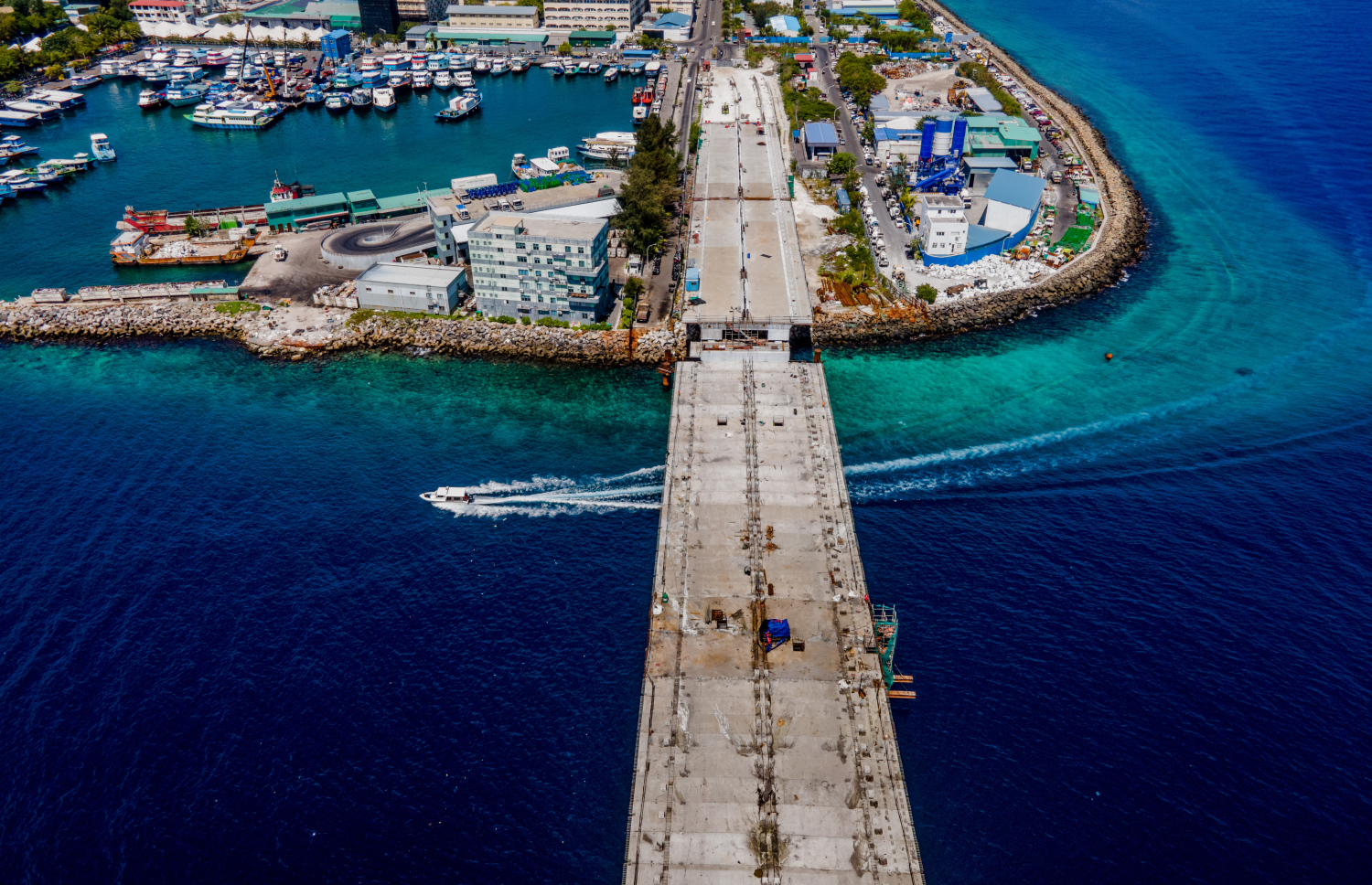 ތިލަމާލެ ބްރިޖުގެ މަސައްކަތް ކުރިއަށް ގެންދަނީ: އެ މަޝްރޫއުގެ 72 ޕަސެންޓް މަސައްކަތް މިހާރު ވަނީ ނިމިފައި --- މިހާރު ފޮޓޯ/ނިޝާން އަލީ