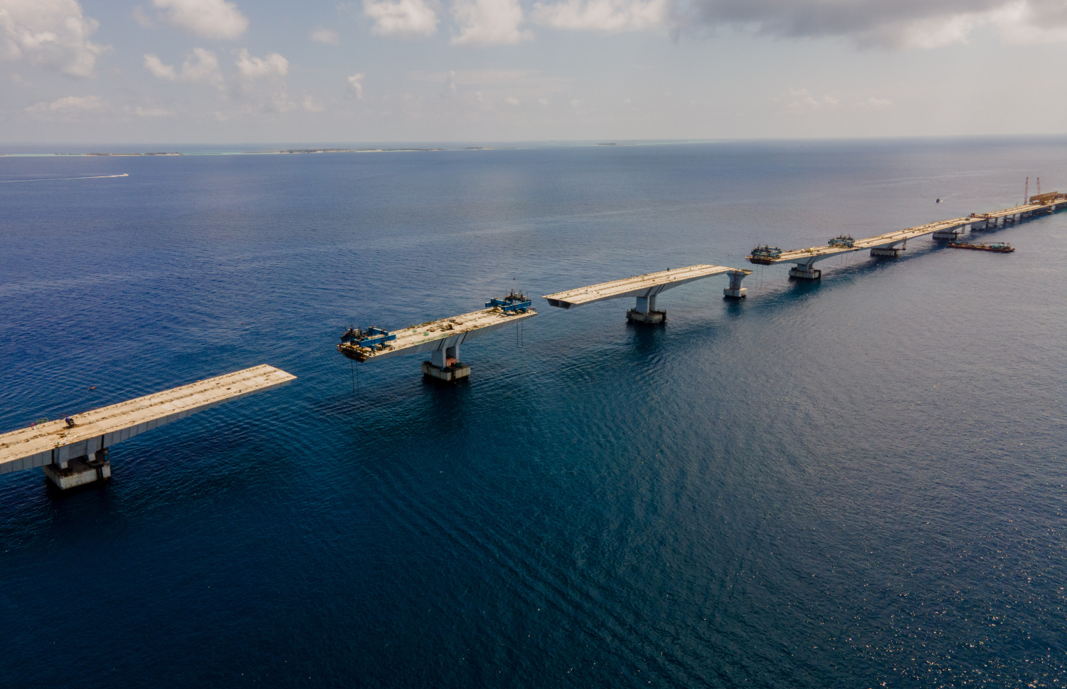 ތިލަމާލެ ބްރިޖުގެ މަސައްކަތް ކުރިއަށް ގެންދަނީ: އެ މަޝްރޫއުގެ 72 ޕަސެންޓް މަސައްކަތް މިހާރު ވަނީ ނިމިފައި --- މިހާރު ފޮޓޯ/ނިޝާން އަލީ