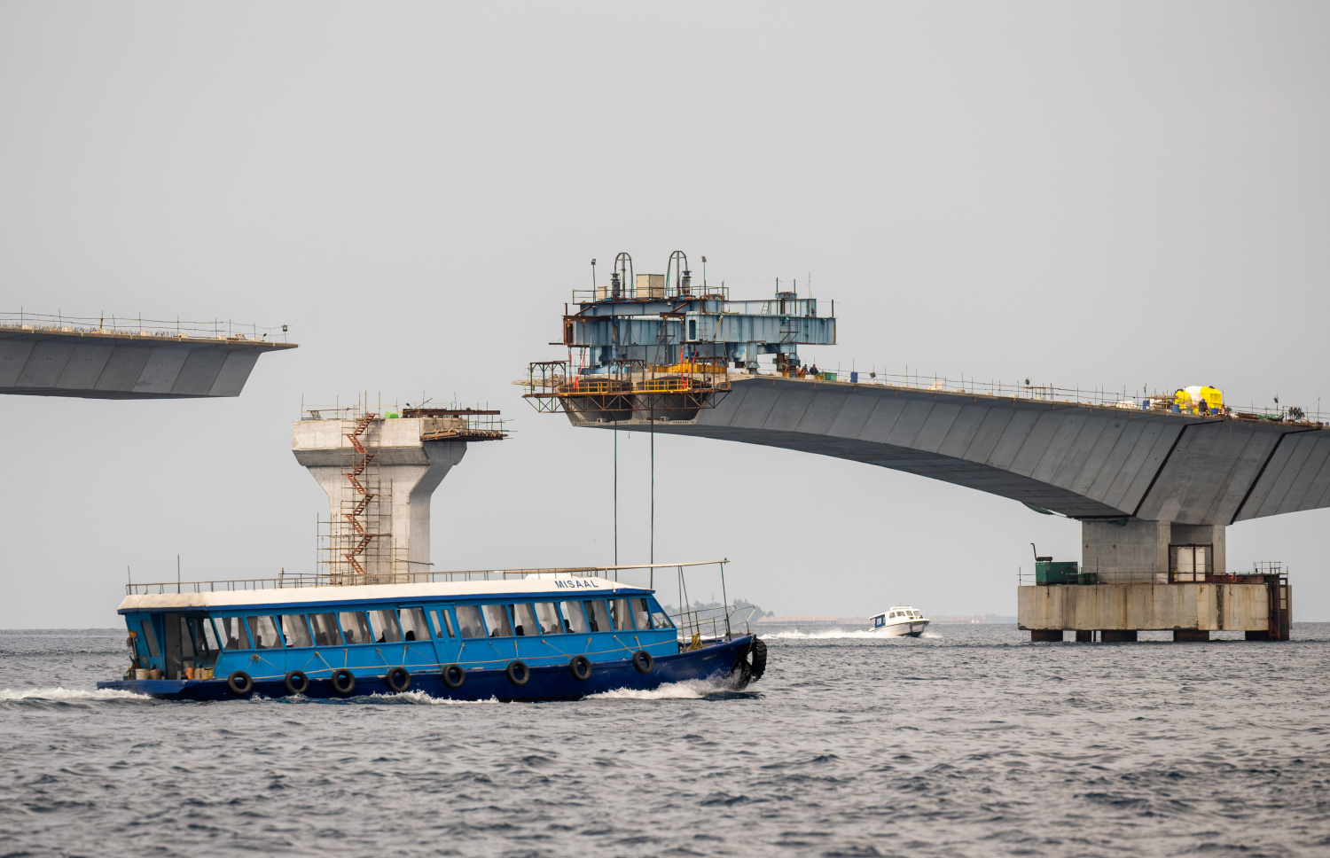 ތިލަމާލެ ބްރިޖުގެ މަސައްކަތް ކުރިއަށް ގެންދަނީ: އެ މަޝްރޫއުގެ 72 ޕަސެންޓް މަސައްކަތް މިހާރު ވަނީ ނިމިފައި --- މިހާރު ފޮޓޯ/ނިޝާން އަލީ