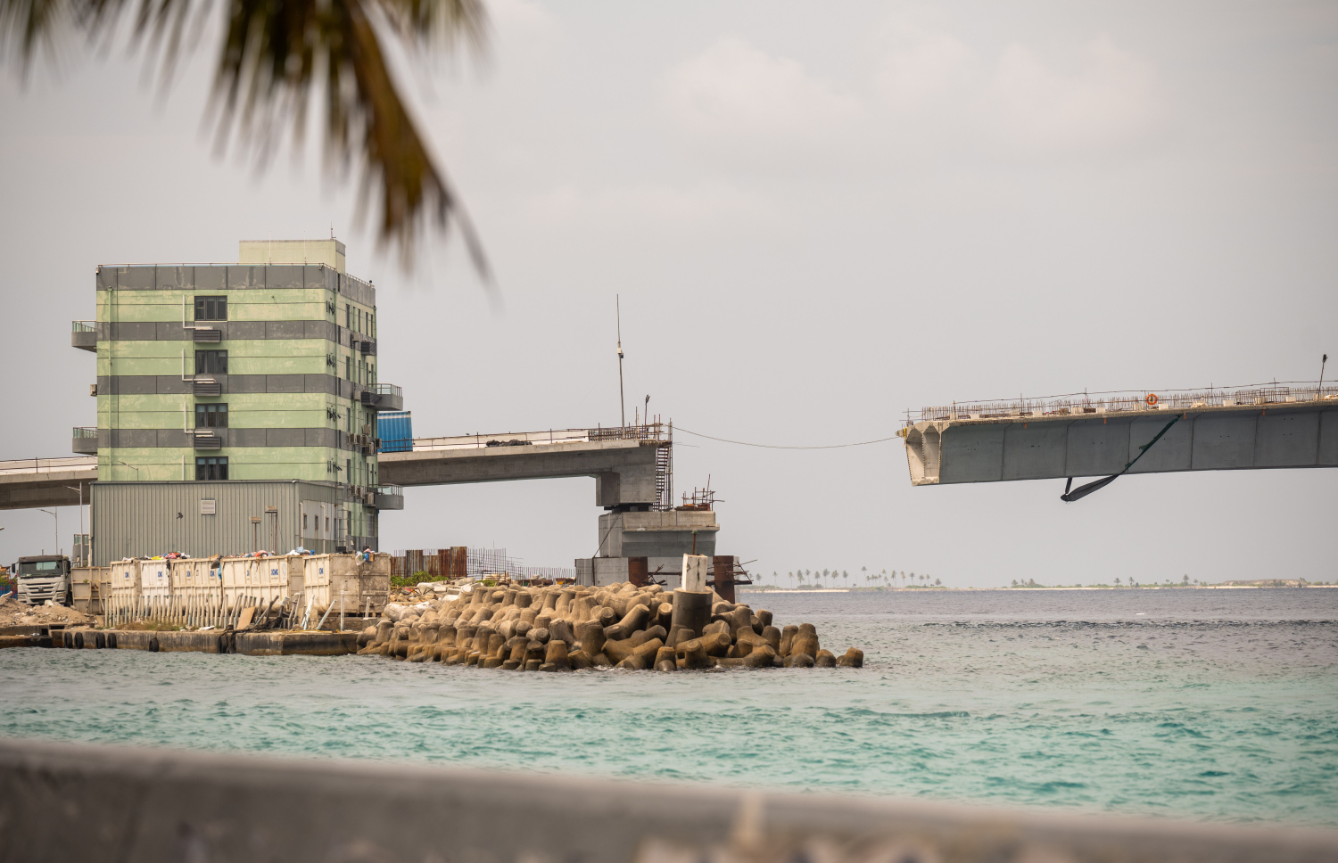 ތިލަމާލެ ބްރިޖުގެ މަސައްކަތް ކުރިއަށް ގެންދަނީ: އެ މަޝްރޫއުގެ 72 ޕަސެންޓް މަސައްކަތް މިހާރު ވަނީ ނިމިފައި --- މިހާރު ފޮޓޯ/ނިޝާން އަލީ