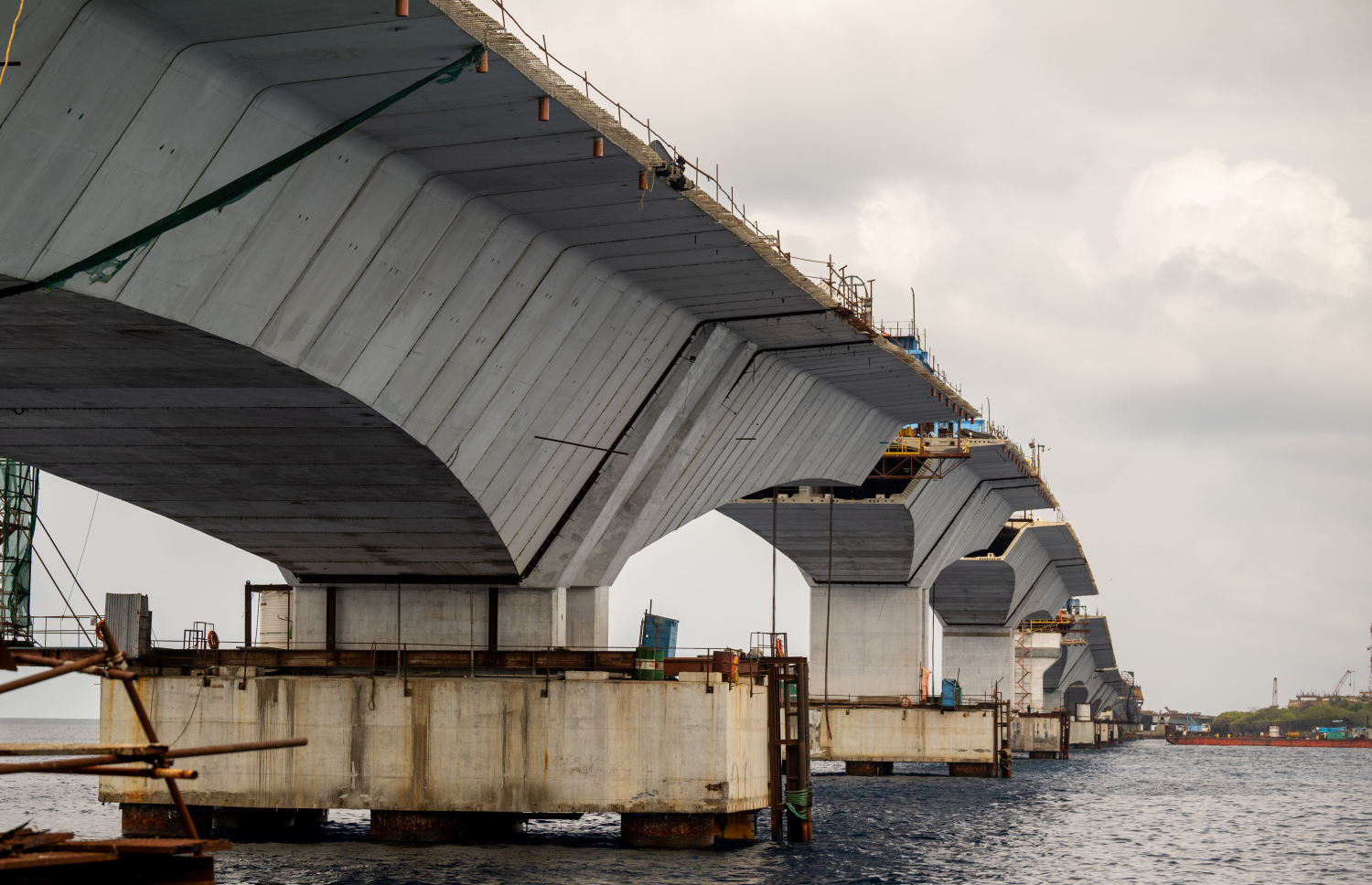 ތިލަމާލެ ބްރިޖުގެ މަސައްކަތް ކުރިއަށް ގެންދަނީ: އެ މަޝްރޫއުގެ 72 ޕަސެންޓް މަސައްކަތް މިހާރު ވަނީ ނިމިފައި --- މިހާރު ފޮޓޯ/ނިޝާން އަލީ