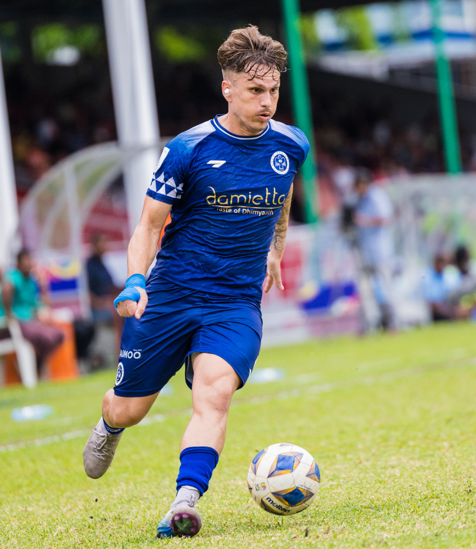 މިއަދުގެ މެޗުގައި ޑި ސިލްވާ ވަނީ ނިއުގެ ތިން ގޯލެއް ޖަހަން އެހީވެފަ.-- ފޮޓޯ: ސިޑިބަރި