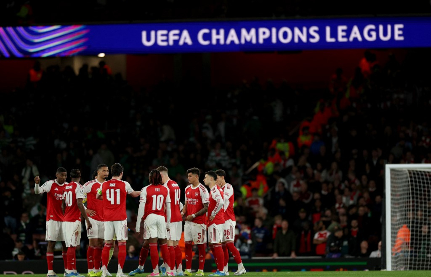 އާސެނަލްގެ ކެޕްޓަން ރައިސް، ރޭގެ މެޗުގައި ޓީމުގެ ކުޅުންތެރިންނާ މަޝްވަރާކުރަނީ.-- ފޮޓޯ: އޭއެފްޕީ