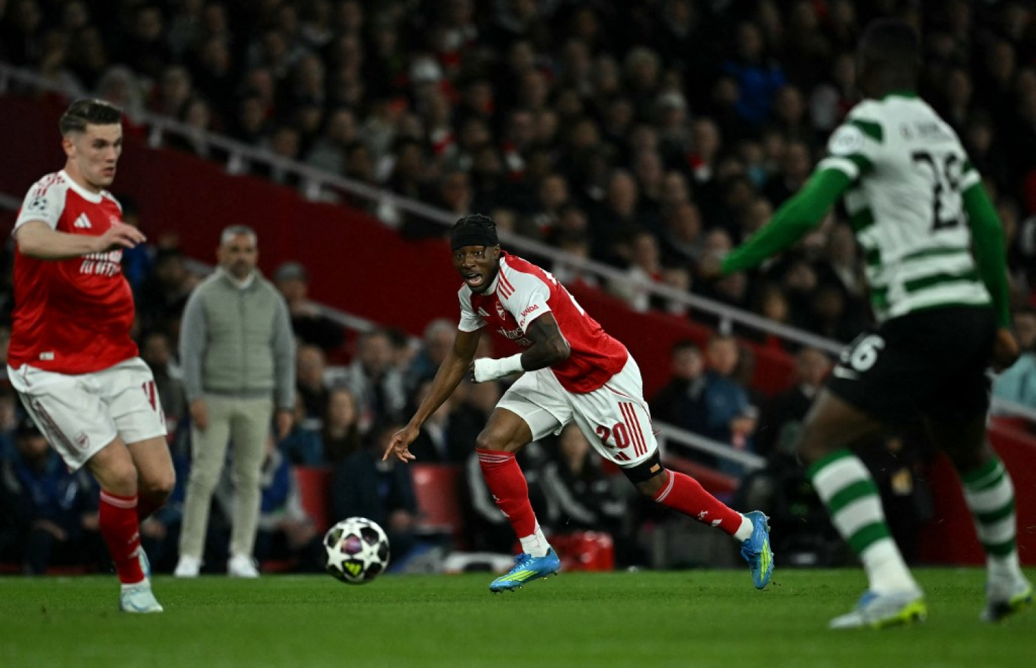 އާސެނަލްގެ މަޑުއެކޭ އަށް ރޭގެ މެޗުގައި ވަނީ އަނިޔާވެފަ.-- ފޮޓޯ: އޭއެފްޕީ