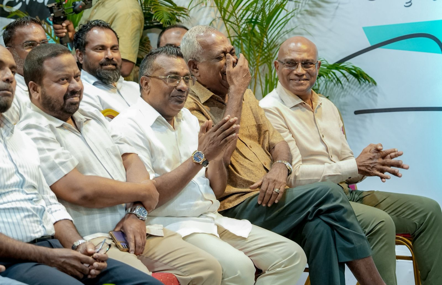 ޕީއެންސީން މިރޭ ބޭއްވި ބައްދަލުވުމުގައި ބައިވެރިވެވަޑައިގެންނެވި ބައެއް ބޭފުޅުން.---ފޮޓޯ: ޕީއެންސީ