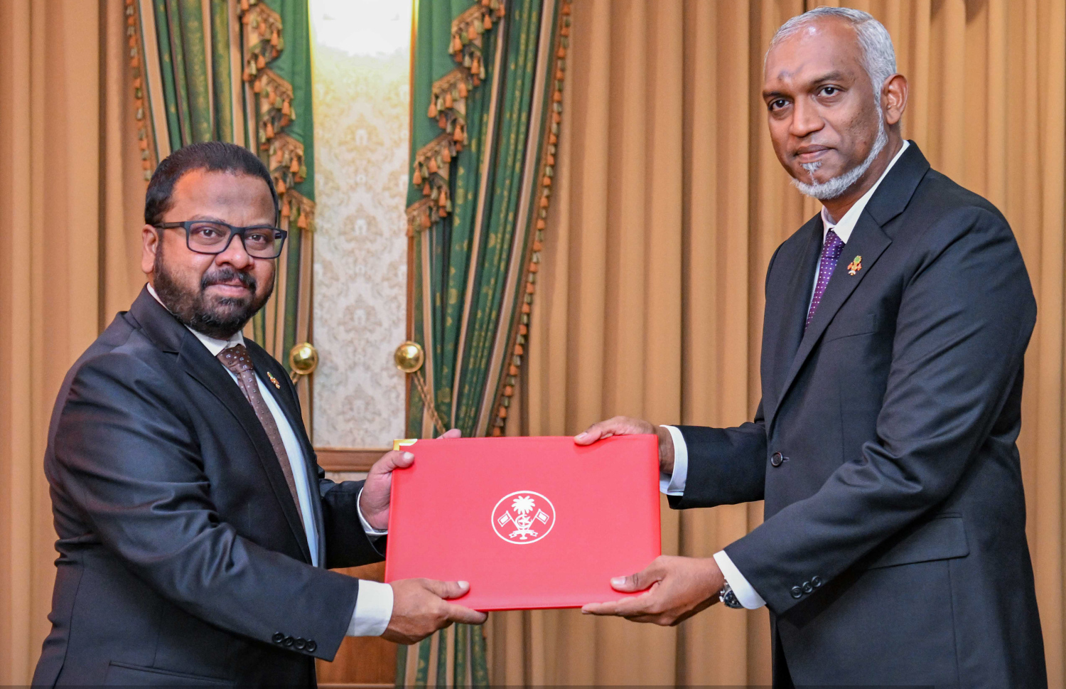 ޔޫއޭއީ ސަފީރުކަމުގެ ފަތްކޮޅު ރައީސް މުއިއްޒު މުންދުއަށް އަރުވަނީ. --ފައިލް ފޮޓޯ: ރައީސް އޮފީސް