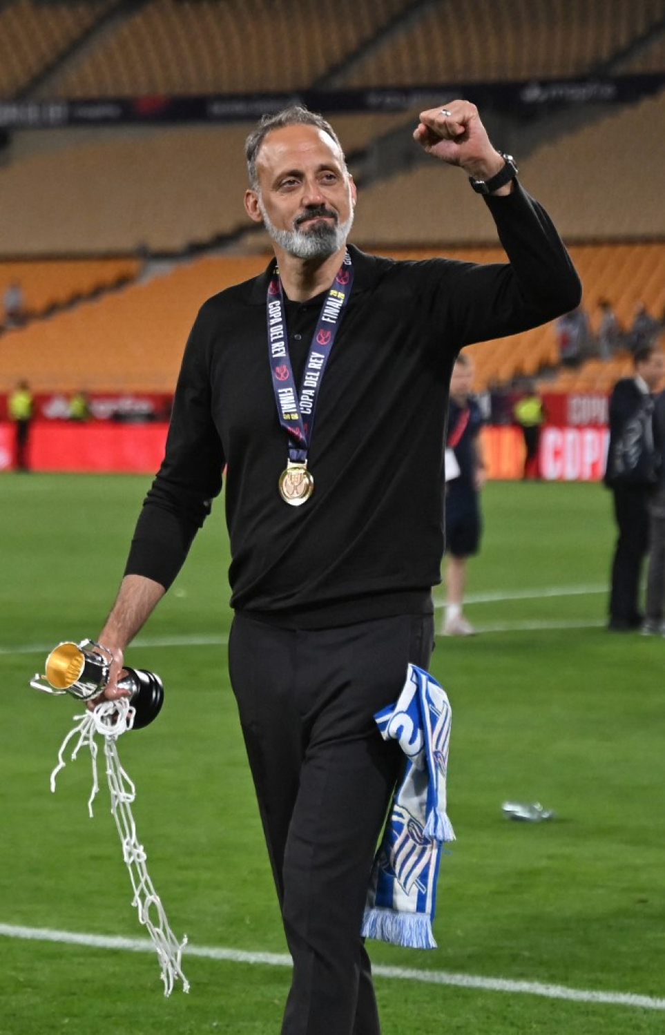 ކޮޕާ ޑެލް ރޭ ފައިނަލްގައި ޕެނަލްޓީ ޖަހައިގެން 4-3 އިން އެތުލެޓިކޯ މެޑްރިޑް ބަލިކުރުމަށްފަހު، ރެއާލް ސޮސިއެޑާޑްގެ ކޯޗު ޕެލެގްރީނޯ މަޓަރާޒޯ ކާމިޔާބީ ފާހަގަކުރަނީ — ފޮޓޯ: ކްރިސްޓީނާ ކުއިކްލާ / އޭއެފްޕީ