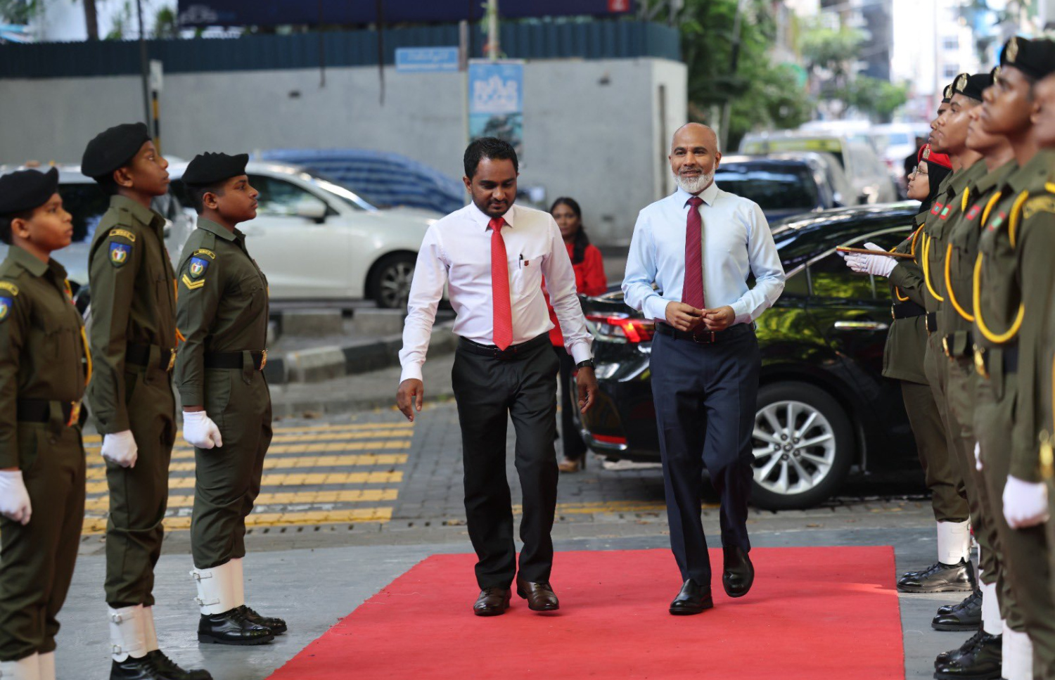 އެޑިޔުކޭޝަން މިނިސްޓަރު ޑރ. އިސްމާއިލް ޝަފީއު އާއި މަޖީދިއްޔާ ސްކޫލުގެ ޕްރިންސިޕަލް މުޖާހިދު އެ ސްކޫލަށް ވަންނަވަނީ-- ފޮޓޯ: އެޑިޔުކޭޝަން މިނިސްޓްރީ