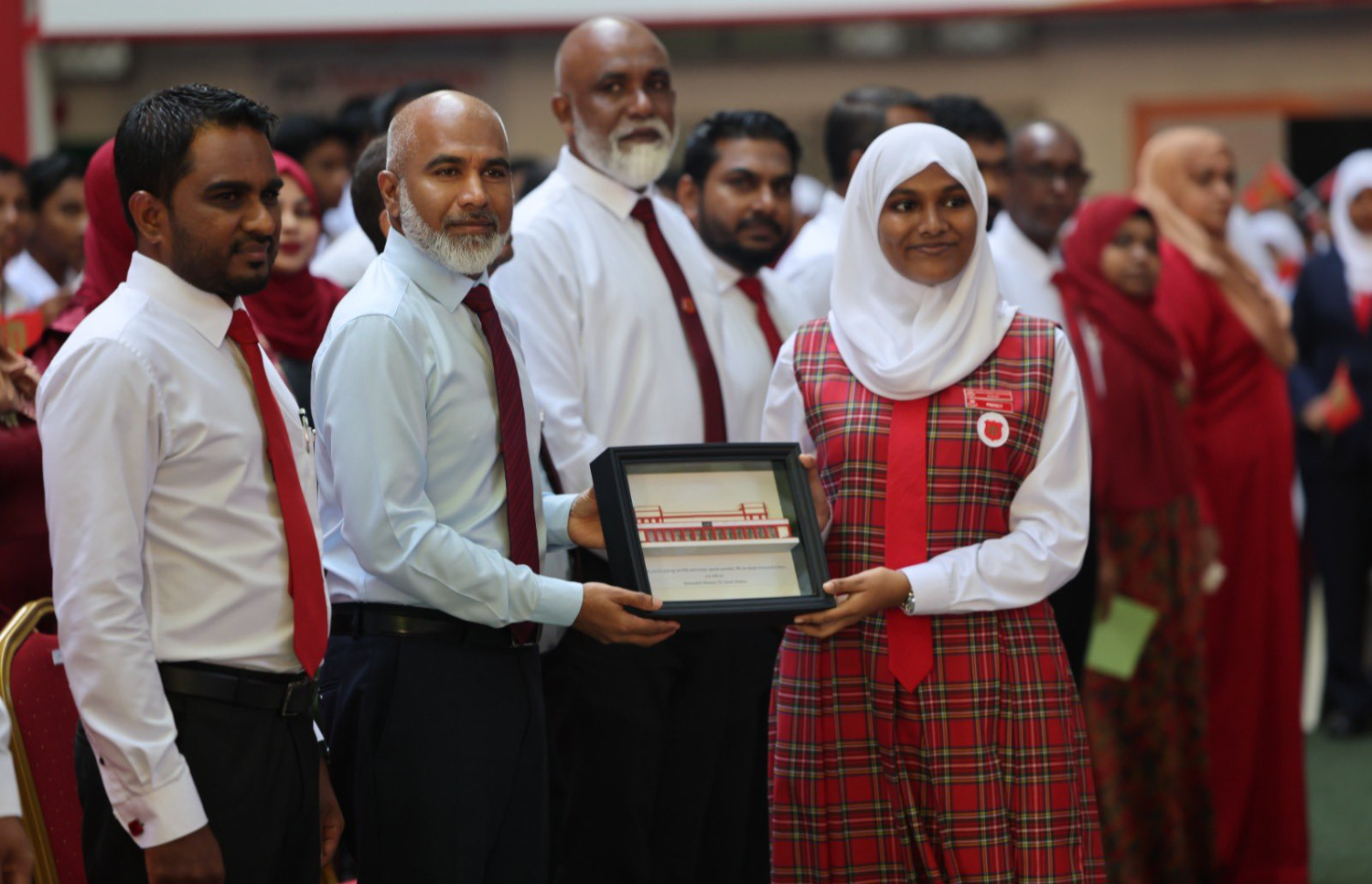 އެޑިޔުކޭޝަން މިނިސްޓަރު ޑރ. އިސްމާއިލް ޝަފީއު މަޖީދިއްޔާ ސްކޫލުގެ ހާއްސަ އެސެމްބްލީގައި ބައިވެރިވެވަޑައިގަންނަވަނީ. -- ފޮޓޯ: އެޑިޔުކޭޝަން މިނިސްޓްރީ