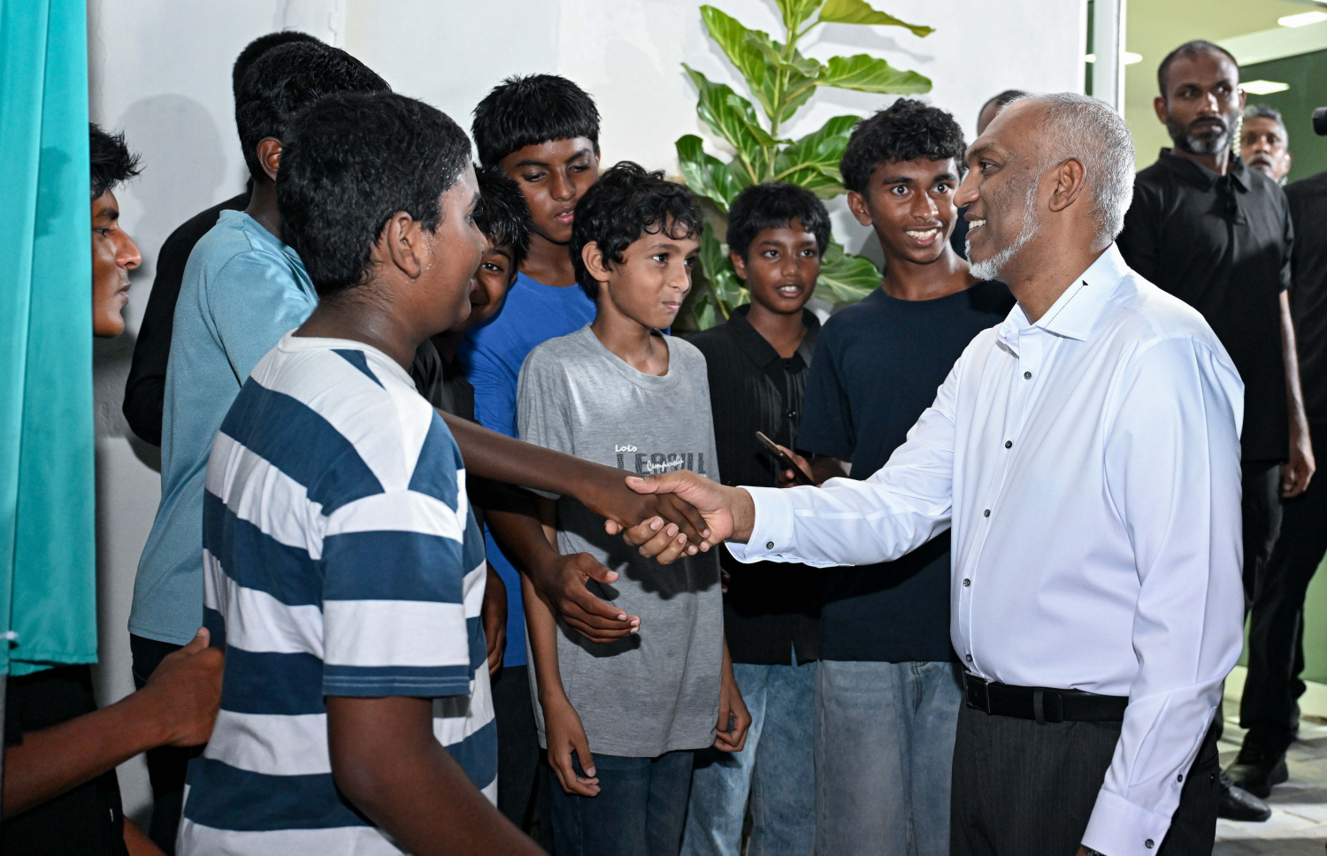 އއ. ތޮއްޑޫ، އުކުޅަސް އަދި ރަސްދޫގެ އިންތިހާބީ ކައުންސިލް އަދި އަންހެނުންގެ ތަރައްގީއަށް މަސައްކަތް ކުރާ ކޮމިޓީގެ މެންބަރުންގެ ކާމިޔާބީ ފާހަގަކުރުމަށް ޕީއެންސީން ބޭއްވި ހަރަކާތަށް ރައީސް ޑރ. މުހައްމަދު މުއިއްޒު ރަސްދުއަށް ވަޑައިގެން ބައެއް ކުދިންނާ ސަލާންކުރައްވަނީ.-- ފޮޓޯ: ރައީސް އޮފީސް