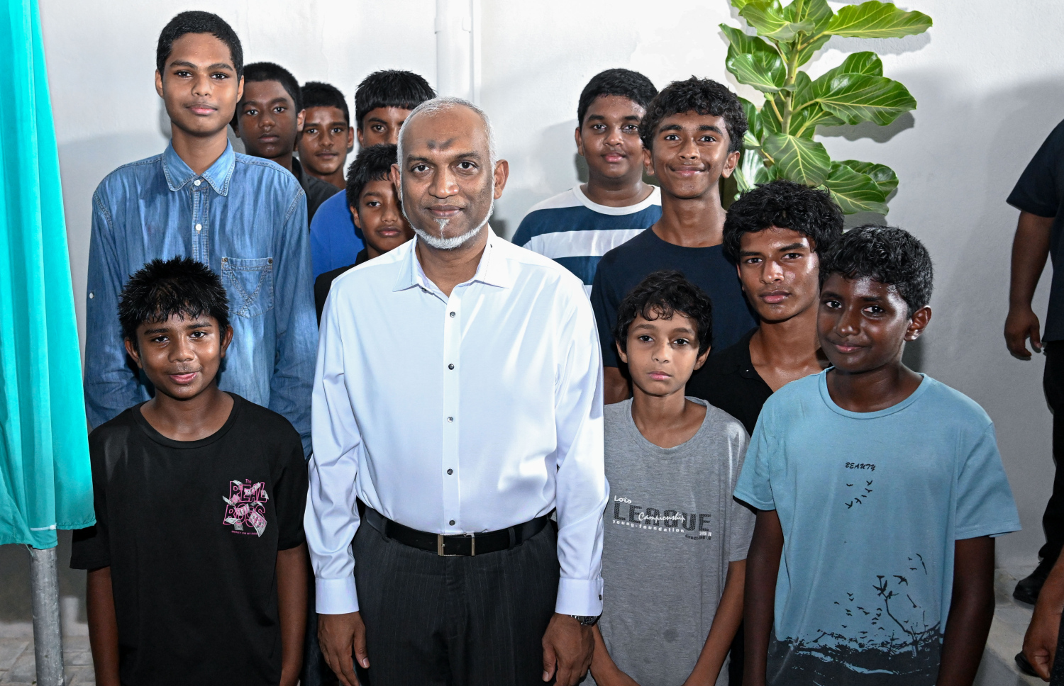 އއ. ތޮއްޑޫ، އުކުޅަސް އަދި ރަސްދޫގެ އިންތިހާބީ ކައުންސިލް އަދި އަންހެނުންގެ ތަރައްގީއަށް މަސައްކަތް ކުރާ ކޮމިޓީގެ މެންބަރުންގެ ކާމިޔާބީ ފާހަގަކުރުމަށް ޕީއެންސީން ބޭއްވި ހަރަކާތަށް ރައީސް ޑރ. މުހައްމަދު މުއިއްޒު ރަސްދުއަށް ވަޑައިގެން ބައެއް ކުދިންނާ އެކު ފޮޓޯއަކަށް ހުއްޓިވަޑައިގެން.-- ފޮޓޯ: ރައީސް އޮފީސް