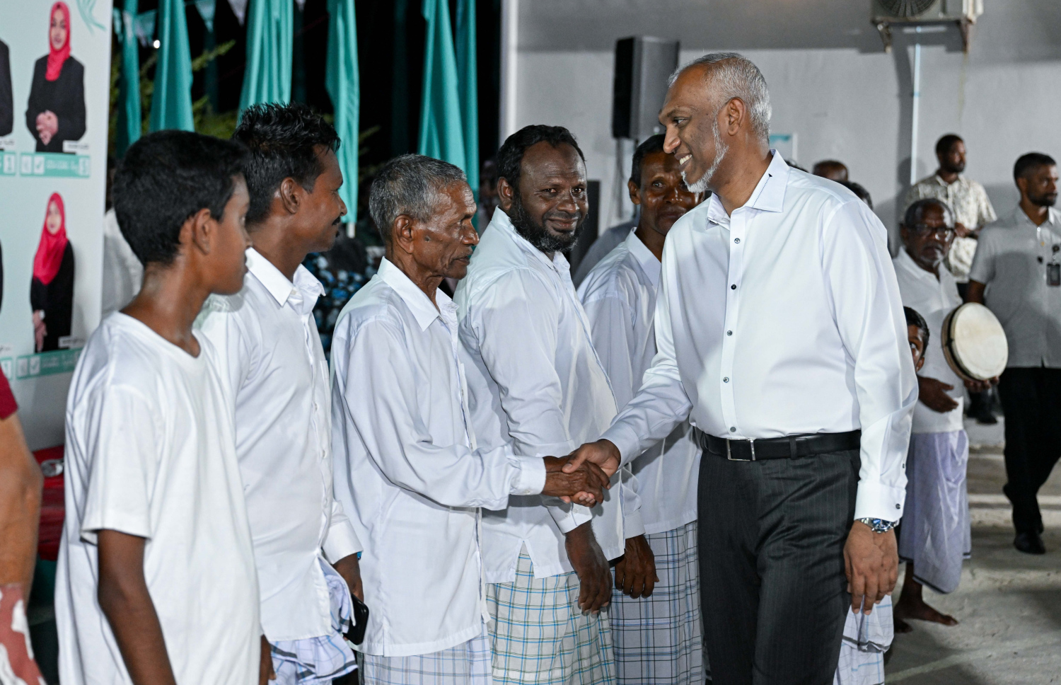 އއ. ތޮއްޑޫ، އުކުޅަސް އަދި ރަސްދޫގެ އިންތިހާބީ ކައުންސިލް އަދި އަންހެނުންގެ ތަރައްގީއަށް މަސައްކަތް ކުރާ ކޮމިޓީގެ މެންބަރުންގެ ކާމިޔާބީ ފާހަގަކުރުމަށް ޕީއެންސީން ބޭއްވި ހަރަކާތަށް ރައީސް ޑރ. މުހައްމަދު މުއިއްޒު ރަސްދުއަށް ވަޑައިގެން ބައެއް މީހުންނާ ސަލާންކުރައްވަނީ.-- ފޮޓޯ: ރައީސް އޮފީސް