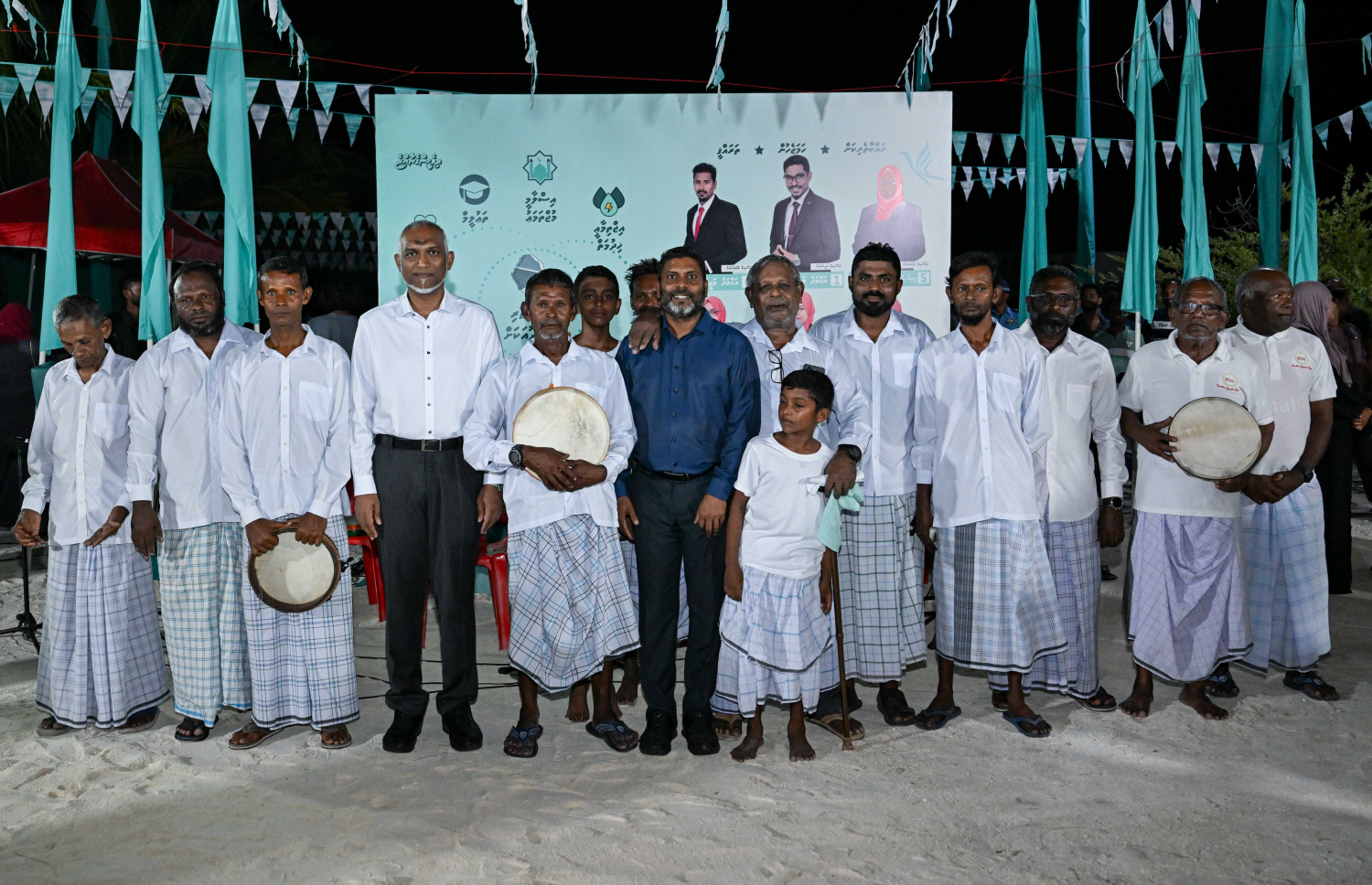 އއ. ތޮއްޑޫ، އުކުޅަސް އަދި ރަސްދޫގެ އިންތިހާބީ ކައުންސިލް އަދި އަންހެނުންގެ ތަރައްގީއަށް މަސައްކަތް ކުރާ ކޮމިޓީގެ މެންބަރުންގެ ކާމިޔާބީ ފާހަގަ ކުރުމަށް ޕީއެންސީން ބޭއްވި ހަރަކާތަށް ރައީސް ޑރ. މުހައްމަދު މުއިއްޒު ރަސްދުއަށް ވަޑައިގެން ބައެއް މީހުންނާ އެކު ފޮޓޯއަކަށް ހުއްޓިވަޑައިގެން.-- ފޮޓޯ: ރައީސް އޮފީސް