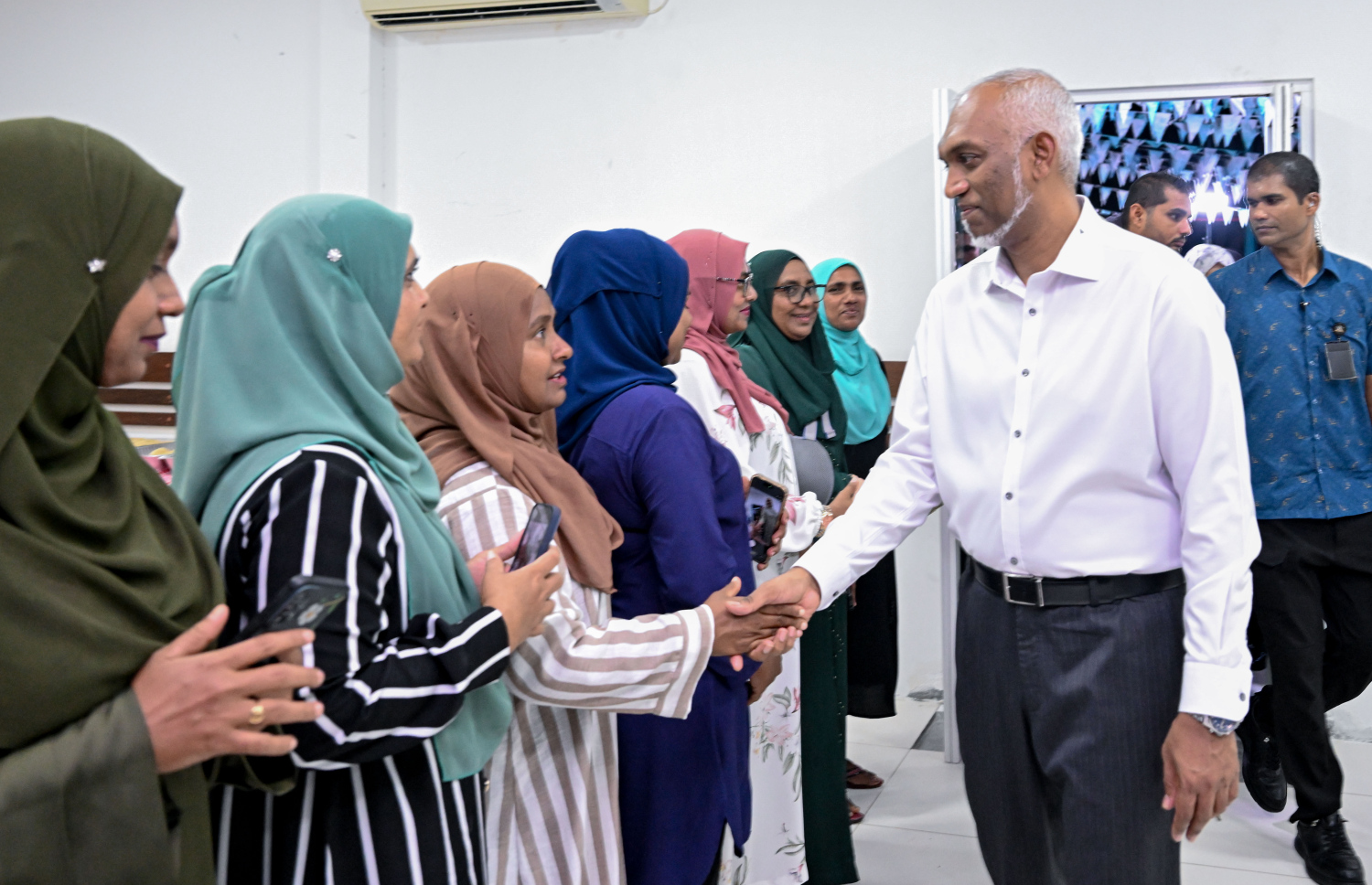 އއ. ތޮއްޑޫ، އުކުޅަސް އަދި ރަސްދޫގެ އިންތިހާބީ ކައުންސިލް އަދި އަންހެނުންގެ ތަރައްގީއަށް މަސައްކަތް ކުރާ ކޮމިޓީގެ މެންބަރުންގެ ކާމިޔާބީ ފާހަގަ ކުރުމަށް ޕީއެންސީން ބޭއްވި ހަރަކާތަށް ރައީސް މުއިއްޒު ރަސްދުއަށް ވަޑައިގެން ބައެއް މީހުންނާ ސަލާންކުރައްވަނީ.-- ފޮޓޯ: ރައީސް އޮފީސް