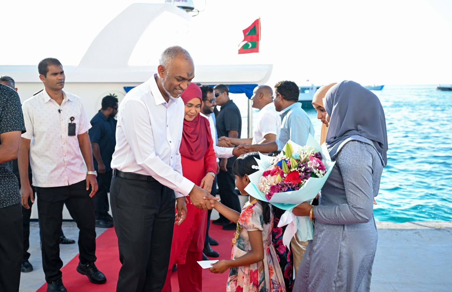ލޯކަލް ކައުންސިން އިންތިހާބުގައި އއ. ރަސްދޫ، ތޮއްޑޫ އަދި އުކުޅަސްގެ ޕީއެންސީގެ ކެންޑިޑޭޓުން ހޯދި ކާމިޔާބީ ފާހަގަކުރަން ރައީސް ޑރ. މުހައްމަދު މުއިއްޒު ރަސްދުއަށް ވަޑައިގަތުމުން އާންމުން މަރުހަބާ ކިޔަނީ.-- ފޮޓޯ: ރައީސް އޮފީސް