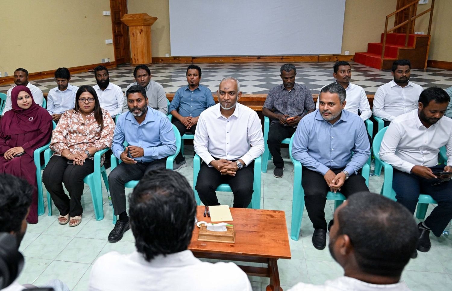 އއ. ތޮއްޑޫ، އުކުޅަސް އަދި ރަސްދޫގެ އިންތިހާބީ ކައުންސިލް އަދި އަންހެނުންގެ ތަރައްގީއަށް މަސައްކަތް ކުރާ ކޮމިޓީގެ މެންބަރުންނާ ރައީސް ޑރ. މުހައްމަދު މުއިއްޒު ބައްދަލުކުރައްވަނީ.-- ފޮޓޯ: ރައީސް އޮފީސް