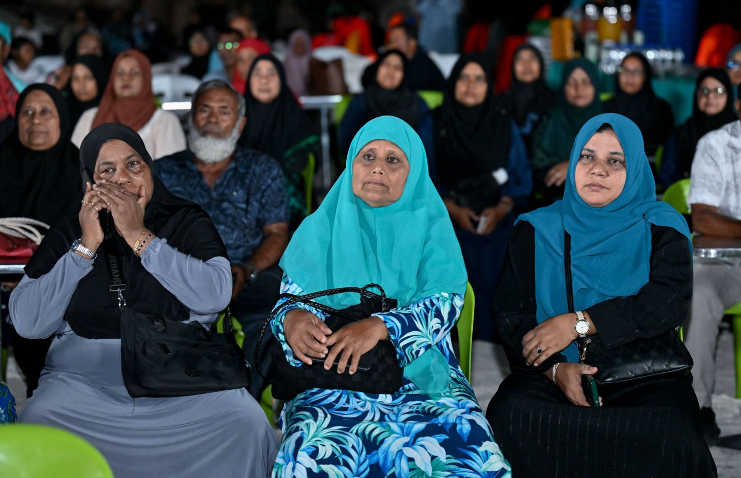 އއ. ތޮއްޑޫ، އުކުޅަސް އަދި ރަސްދޫގެ އިންތިހާބީ ކައުންސިލް އަދި އަންހެނުންގެ ތަރައްގީއަށް މަސައްކަތް ކުރާ ކޮމިޓީގެ މެންބަރުންގެ ކާމިޔާބީ ފާހަގަ ކުރުމަށް ޕީއެންސީން ބޭއްވި ޖަލްސާގައި ސަޕޯޓަރުން ބައިވެރިވަނީ.-- ފޮޓޯ: ރައީސް އޮފީސް