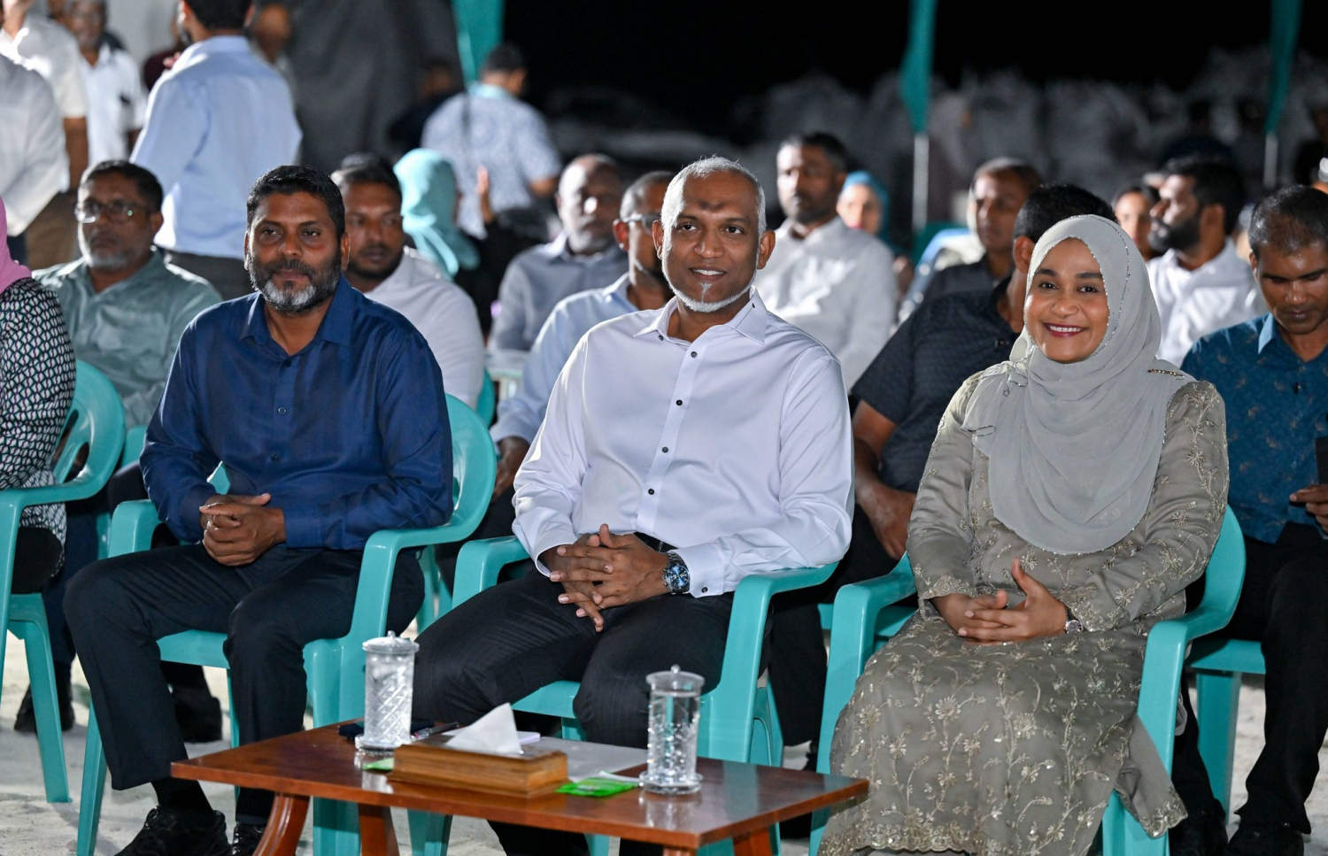 އއ. ތޮއްޑޫ، އުކުޅަސް އަދި ރަސްދޫގެ އިންތިހާބީ ކައުންސިލް އަދި އަންހެނުންގެ ތަރައްގީއަށް މަސައްކަތް ކުރާ ކޮމިޓީގެ މެންބަރުންގެ ކާމިޔާބީ ފާހަގަ ކުރުމަށް ޕީއެންސީން ބޭއްވި ހާއްސަ ޖަލްސާގައި ރައީސް ޑރ. މުހައްމަދު މުއިއްޒުގެ ދެކަނބަލުން ބައިވެރިވެވަޑައިގަންނަވަނީ.-- ފޮޓޯ: ރައީސް އޮފީސް