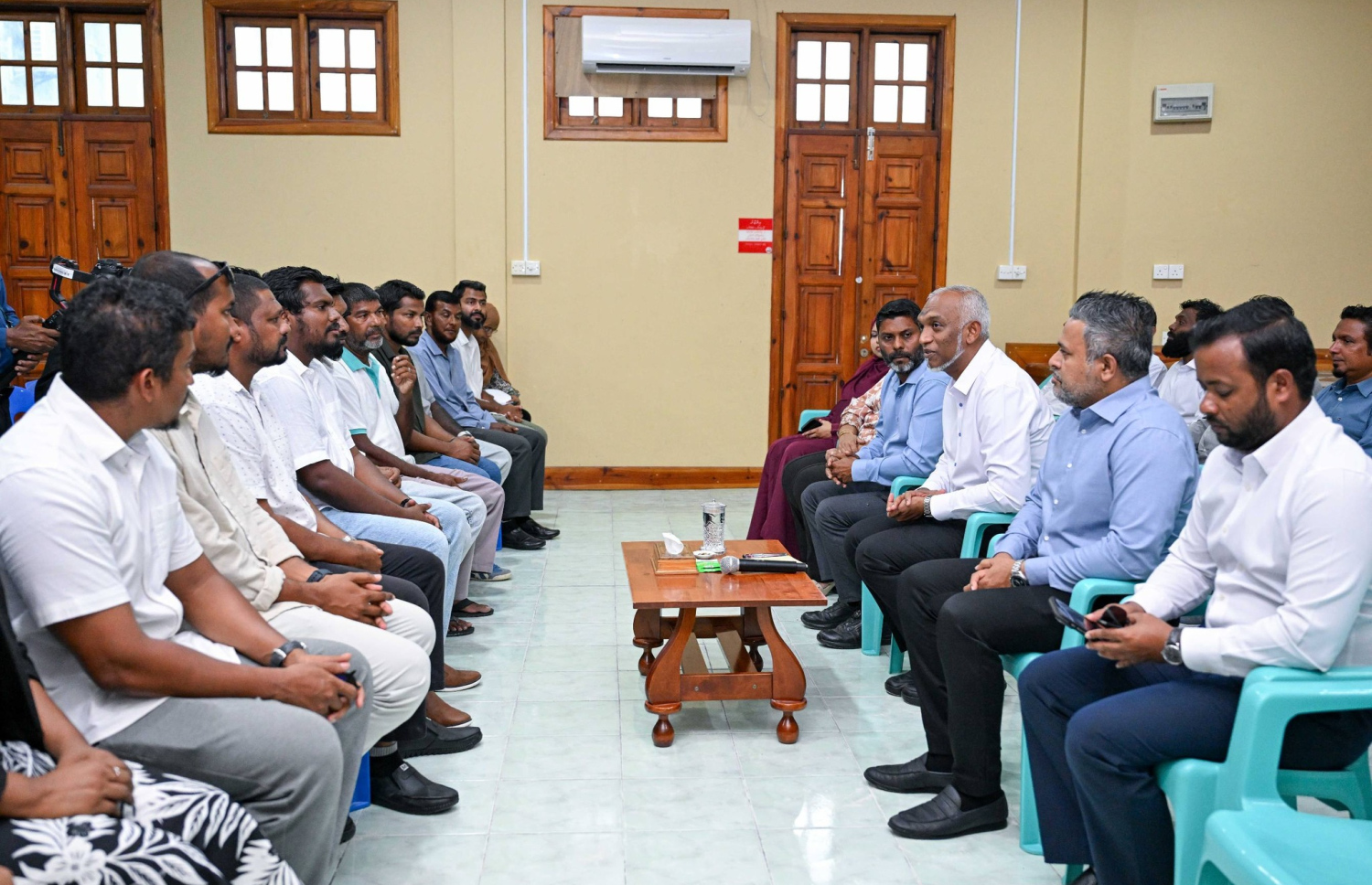 އއ. ތޮއްޑޫ، އުކުޅަސް އަދި ރަސްދޫގެ އިންތިހާބީ ކައުންސިލް އަދި އަންހެނުންގެ ތަރައްގީއަށް މަސައްކަތް ކުރާ ކޮމިޓީގެ މެންބަރުންނާ ރައީސް ޑރ. މުހައްމަދު މުއިއްޒު ބައްދަލުކުރައްވަނީ: މި ބައްދަލުވުމުގައި ސަރުކާރުގެ ބައެއް މިނިސްޓަރުން ވެސް ވަނީ ބައިވެރިވެ ވަޑައިގެންފައި.-- ފޮޓޯ: ރައީސް އޮފީސް