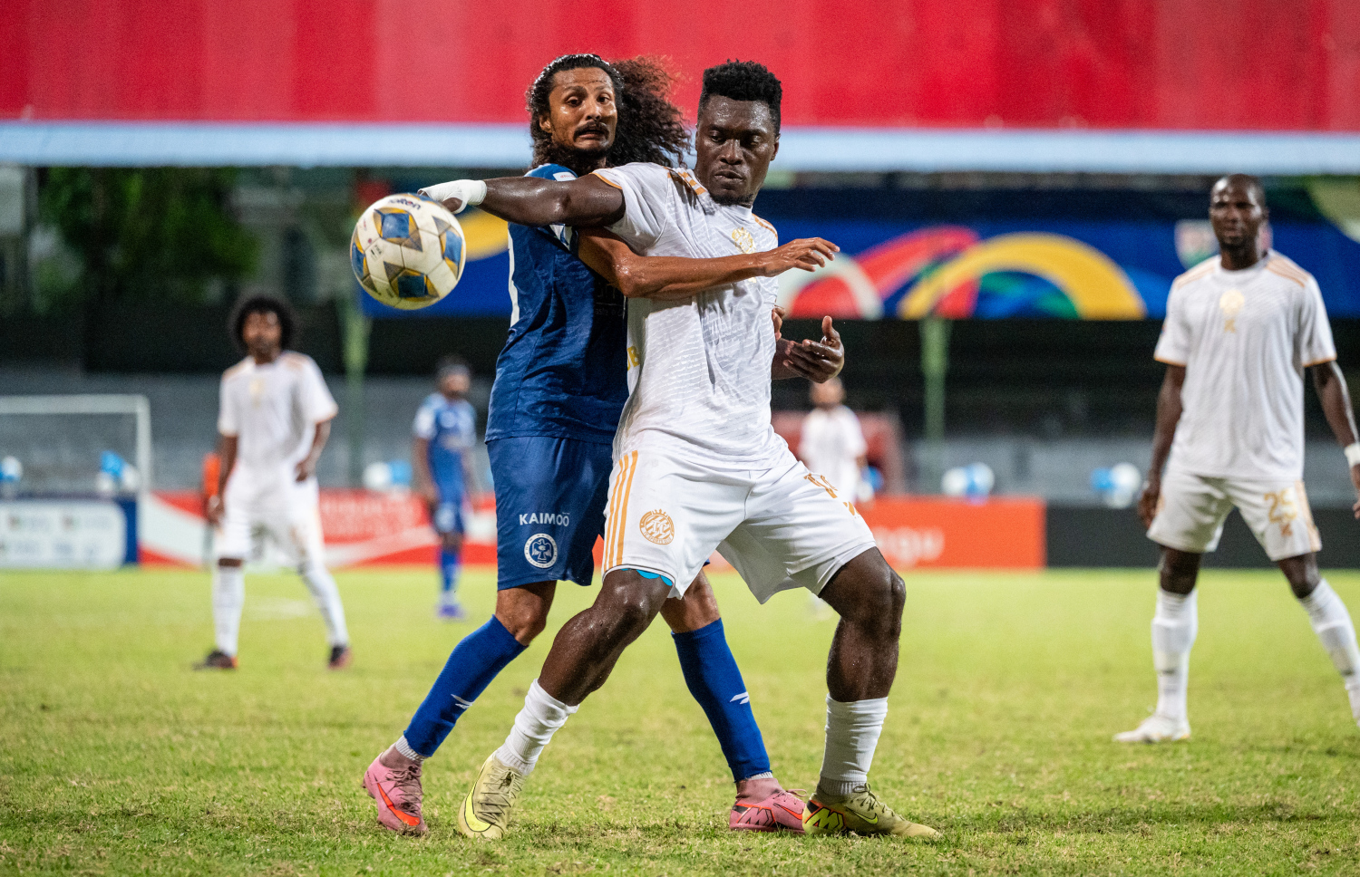 އެފްއޭ ކަޕް ފައިނަލްގައި ޓީސީގެ ކުޅުންތެރިޔާ ބޯޅަ ހިފައިގެން ކުރިއަށް ދާން މަސައްކަތްކުރާއިރު ނިއު ރޭޑިއަންްޓްގެ ކުޅުންތެރިޔާ ބޯޅަ ހޯދަން މަސައްކަތްކުރަނީ: 3-0 ލަނޑުން މެޗު ކާމިޔާބުކުރީ ނިއު ރޭޑިއަންޓް.-- ފޮޓޯ: ފަޔާޒު މޫސާ | މިހާރު