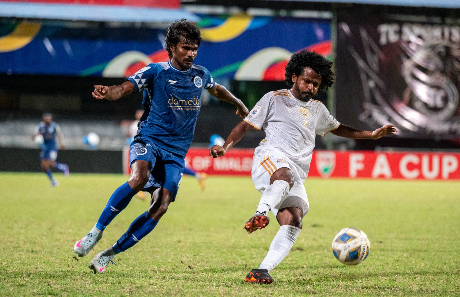 އެފްއޭ ކަޕް ފައިނަލްގައި ޓީސީގެ ކުޅުންތެރިޔާ ބޯޅަ ހިފައިގެން ކުރިއަށް ދާން މަސައްކަތްކުރާއިރު ނިއު ރޭޑިއަންްޓްގެ ކުޅުންތެރިޔާ ބޯޅަ ހޯދަން މަސައްކަތްކުރަނީ: 3-0 ލަނޑުން މެޗު ކާމިޔާބުކުރީ ނިއު ރޭޑިއަންޓް.-- ފޮޓޯ: ފަޔާޒު މޫސާ | މިހާރު