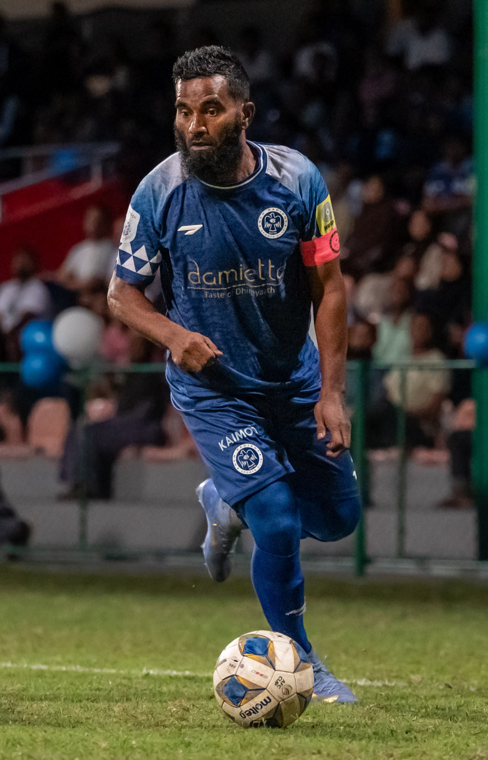 އެފްއޭ ކަޕް ފައިނަލްގައި ޓީސީ އާ ނިއު ރޭޑިއަންްޓް ބައްދަލުކުރި މެޗުގައި އަލީ އަޝްފާގު (ދަނގަޑޭ) ބޯޅަ ހިފައިގެން ކުރިއަށް ދަނީ، މި މެޗު 3-0 ލަނޑުން ޓީސީ ބަލިކުރުމަށްފަހު އެފްއޭ ކަޕް ކާމިޔާބު ކުރީ ނިއު އިން.-- ފޮޓޯ: ފަޔާޒު މޫސާ | މިހާރު