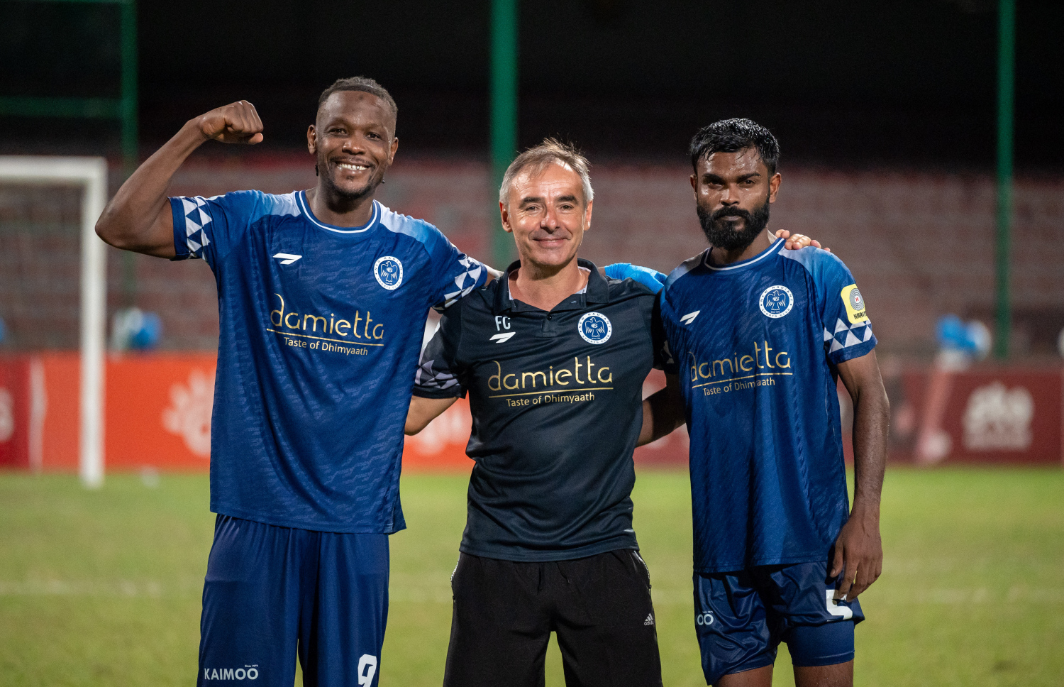 މި އަހަރު އެފްއޭކަޕްގެ ކާމިޔާބުކުރި ނިއުގެ ބައެއް ކުޅުންތެރިން ކޯޗާ އެކު ފޮޓޯއެއް ނަގަނީ.-- ފޮޓޯ: ފަޔާޒު މޫސާ | މިހާރު