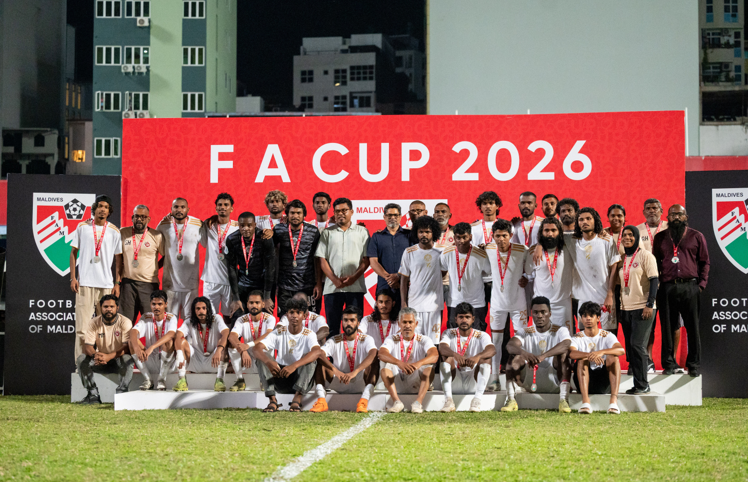 މި އަހަރު އެފްއޭ ކަޕްގެ ރަނަރަޕް ޓީމް ޓީސީ ސްޕޯޓްސް ކްލަބް ފޮޓޯއަކަށް ހުއްޓިލައިގެން: ފައިނަލް މެޗުގައި ޓީސީ ބަލިވީ 3-0 ލަނޑުން.-- ފޮޓޯ: ފަޔާޒު މޫސާ | މިހާރު