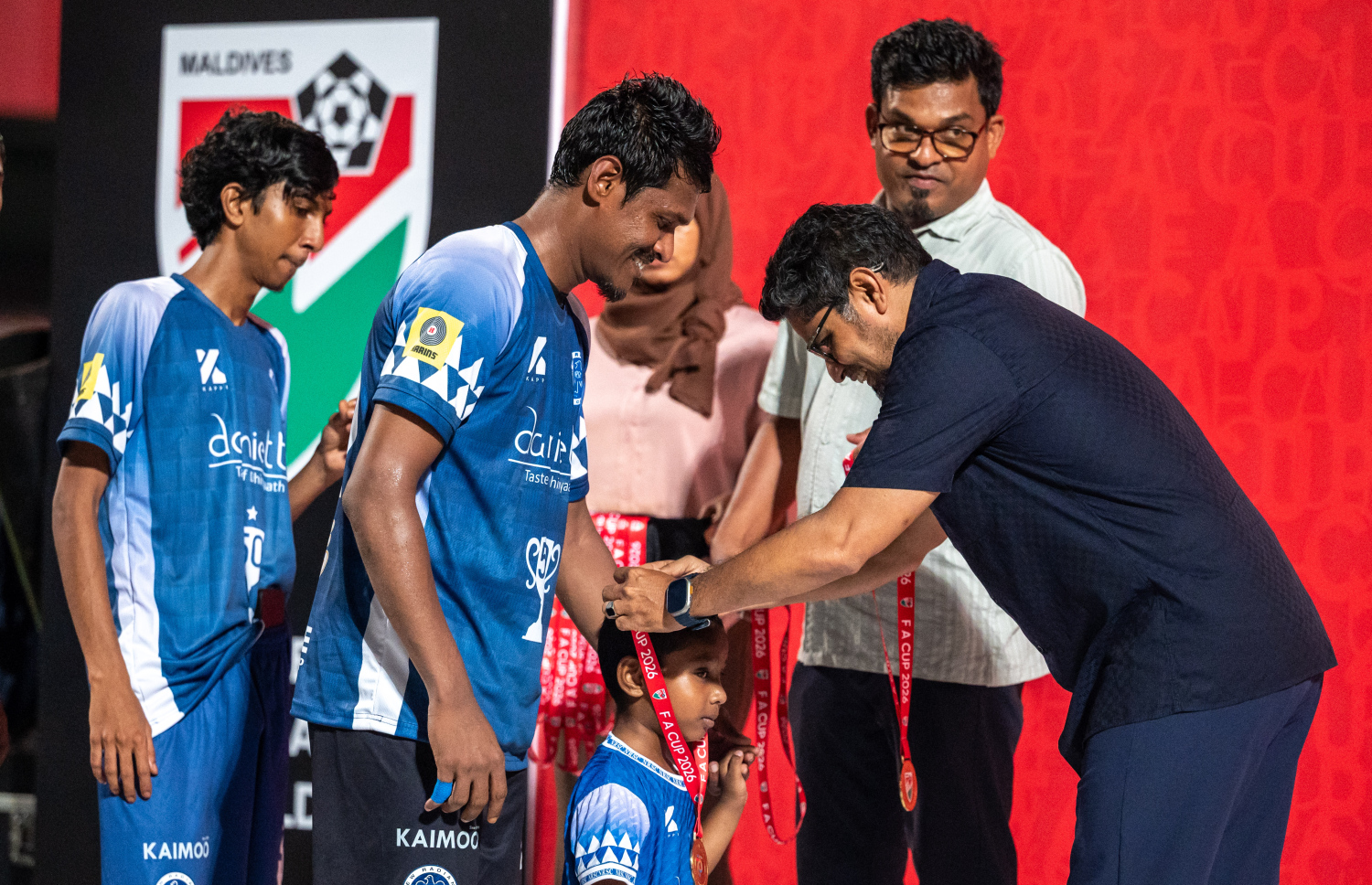 އެފްއޭ ކަޕް ފައިނަލްގައި ޓީސީ ސްޕޯޓްސް ކްލަބް ބަލިކޮށް ޗެމްޕިއަންކަން ހޯދި ނިއުގެ ކުޅުންތެރިން މެޑަލްއާ ހަވާލުވަނީ.-- ފޮޓޯ: ފަޔާޒު މޫސާ | މިހާރު