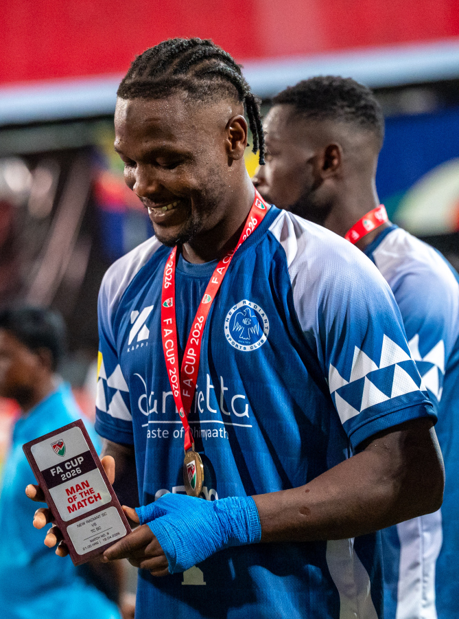 ފައިނަލުގައި ޓީސީ ސްޕޯޓްސް ބަލިކޮށް އެފްއޭ ކަޕް ކާމިޔާބުކުރި ނިއު ރޭޑިއަންޓުގެ ބޭރު ކުޅުންތެރިޔާ ނައިޖީރިއާގެ ފޯވާޑް އަލްހާޖީ ޖެރޯ: ފައިނަލް މެޗުގެ އެންމެ މޮޅު ކުޅުންތެރިޔާގެ މަގާމު ވެސް ހޯދީ އޭނާ.-- ފޮޓޯ: ފަޔާޒު މޫސާ | މިހާރު