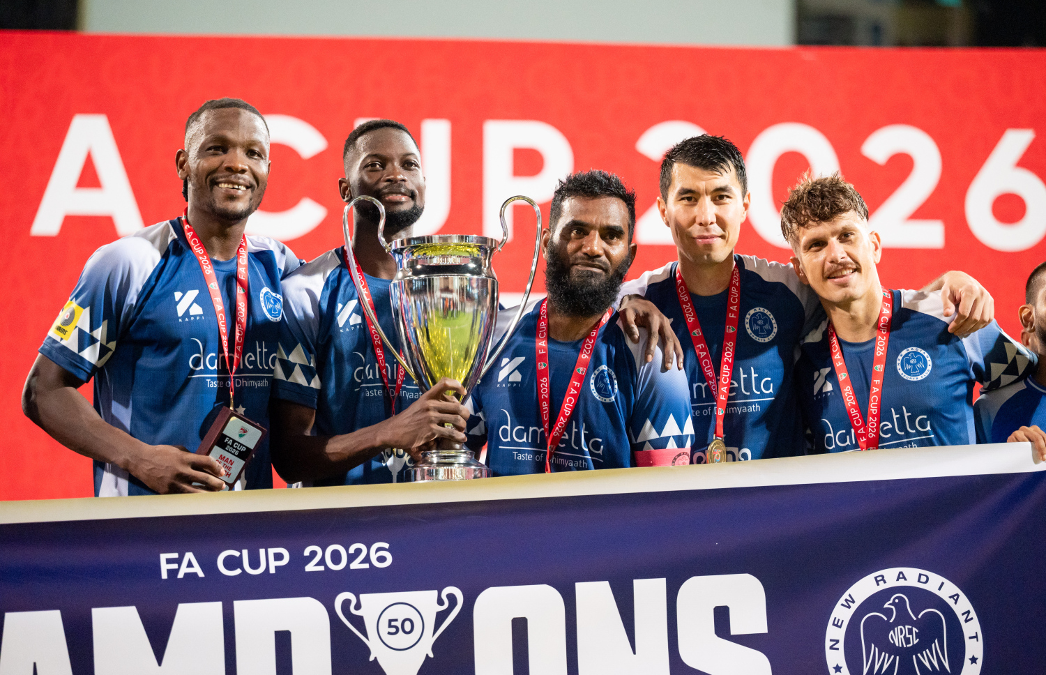 އެފްއޭ ކަޕް ކާމިޔާބު ކުރި ނިއު ރޭޑިއަންޓަށް ކުޅޭ ބޭރުގެ ބައެއް ކުޅުންތެރިންނާ އެކު އަލީ އަޝްފާގު (ދަގަނޑޭ) ފޮޓޯއަކަށް ހުއްޓިލައިގެން.-- ފޮޓޯ: ފަޔާޒު މޫސާ | މިހާރު