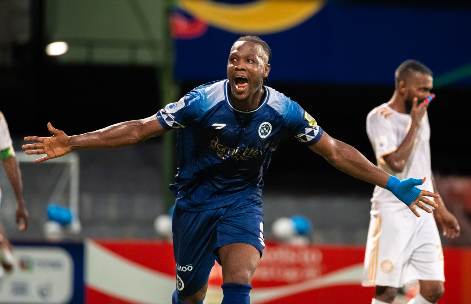 ފައިނަލުގައި ޓީސީ ސްޕޯޓްސްގެ މައްޗަށް 3-0 ގެ ނަތީޖާއަކުން ކާމިޔާބު ހޯދައި، އެފްއޭ ކަޕްގެ ކާމިޔާބުކުރި ނިއު ރޭޑިއަންޓްގެ 3 ވަނަ ގޯލް ޖެހުމަށްފަހު އެ ޓީމްގެ ނައިޖީރިއާގެ ފޯވާޑް އަލްހާޖީ ޖެރޯ އުފާ ފާޅުކުރަނީ.-- ފޮޓޯ: ފަޔާޒު މޫސާ | މިހާރު