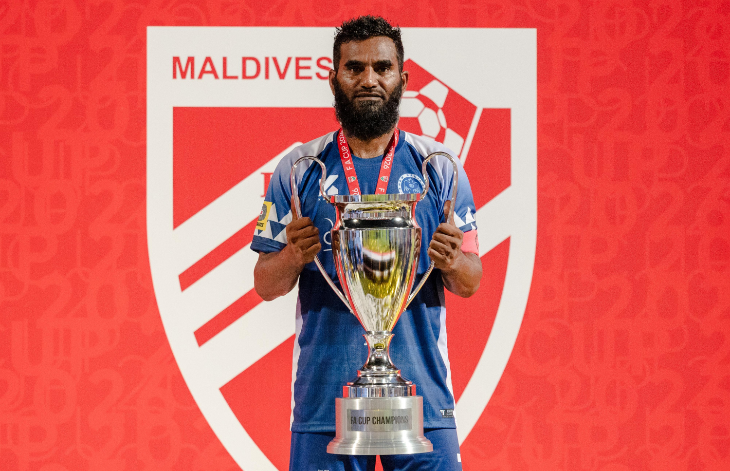 އެފްއޭކަޕް ޗެމްޕިއަންކަން ހޯދުމަށް ފަހު އަލީ އަޝްފާގު (ދަގަނޑޭ) ތައްޓާ އެކު ފޮޓޯއަކަށް ހުއްޓިލައިގެން.-- ފޮޓޯ: ފަޔާޒު މޫސާ | މިހާރު