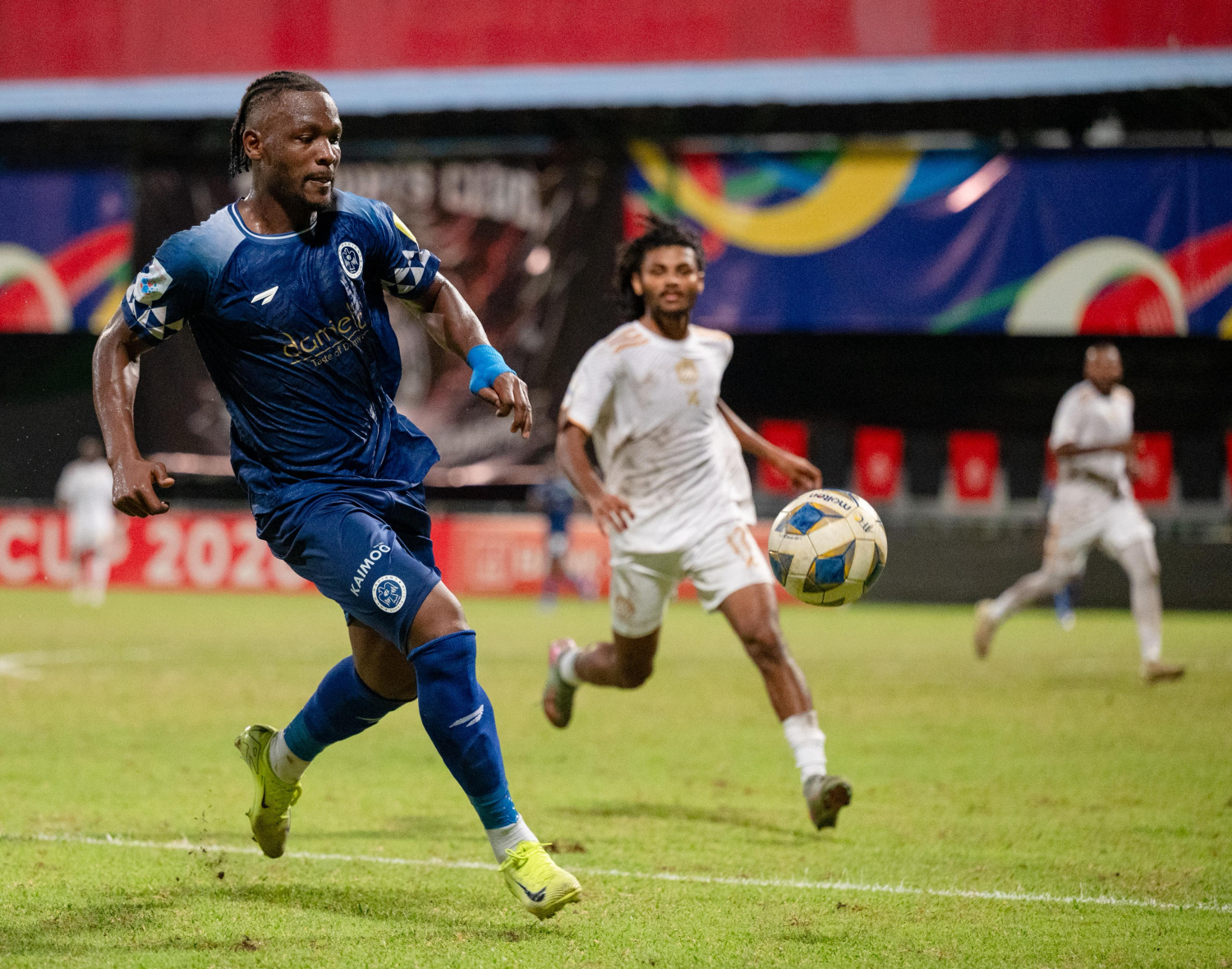 އެފްއޭ ކަޕް ފައިނަލްގައި ނިއު ރޭޑިއަންޓު ކުޅުންތެރިޔާ ބޯޅަ ހިފައިގެން ކުރިއަށް ދާން މަސައްކަތް ކުރަނީ، 3-0 ލަނޑުން މެޗު ކާމިޔާބުކުރީ ނިއު ރޭޑިއަންޓް.-- ފޮޓޯ: ފަޔާޒު މޫސާ | މިހާރު