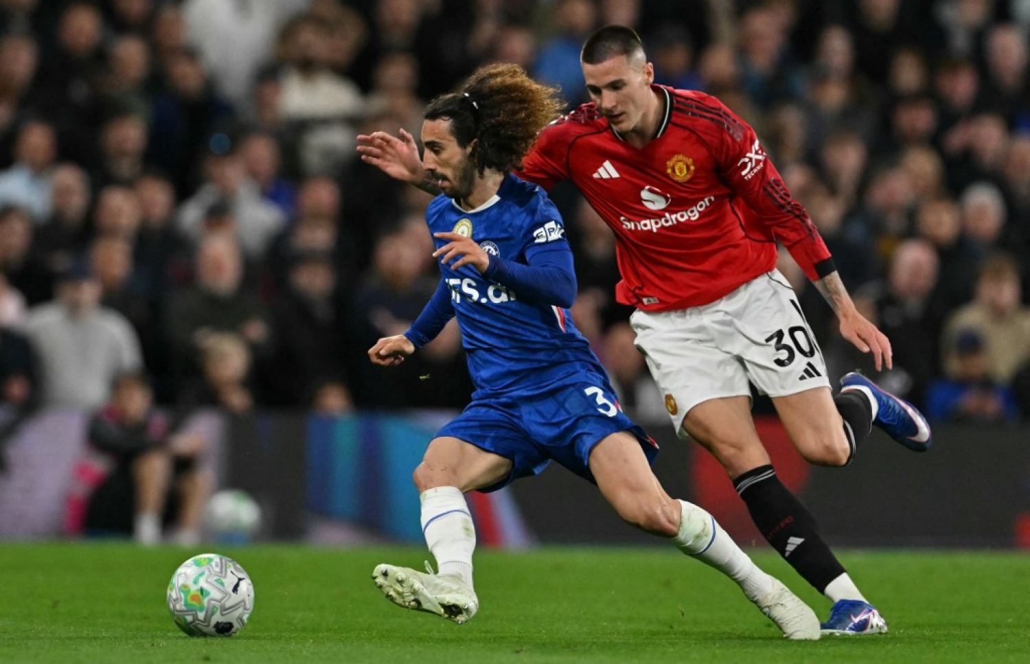 ޗެލްސީ އާއި ޔުނައިޓެޑް ބައްދަލުކުރި މެޗުގެ ތެރެއިން.-- ފޮޓޯ: އޭއެފްޕީ