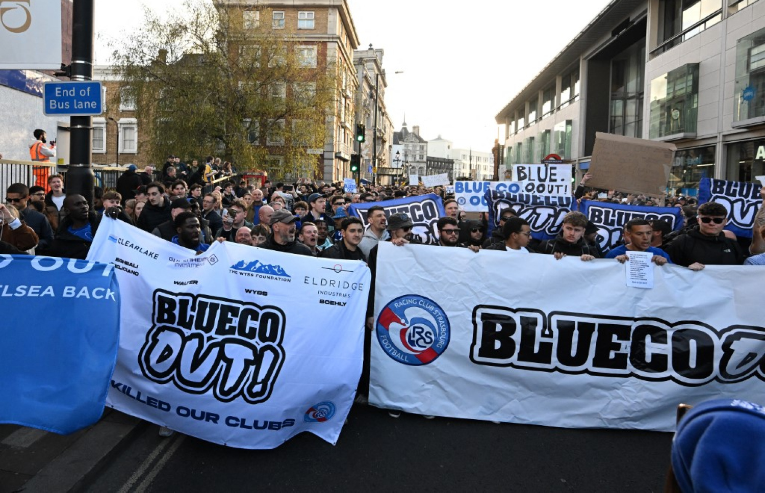 ޗެލްސީގެ ސަޕޯޓަރުން ކްލަބުގެ ވެރިންނާ ދެކޮޅަށް މުޒާހަރާ ކުރަނީ.-- ފޮޓޯ: އޭއެފްޕީ