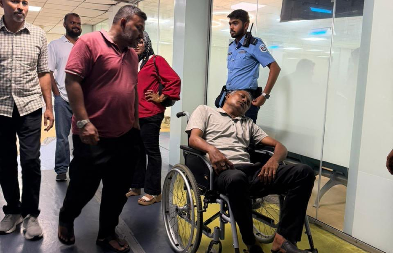 އެމްޑީޕީން ރޭ ބޭއްވި އެއްވުމުގައި އަނިޔާވި މީހަކު ހޮސްޕިޓަލަށް ގެންދަނީ-- ފޮޓޯ: އެމްޑީޕީ