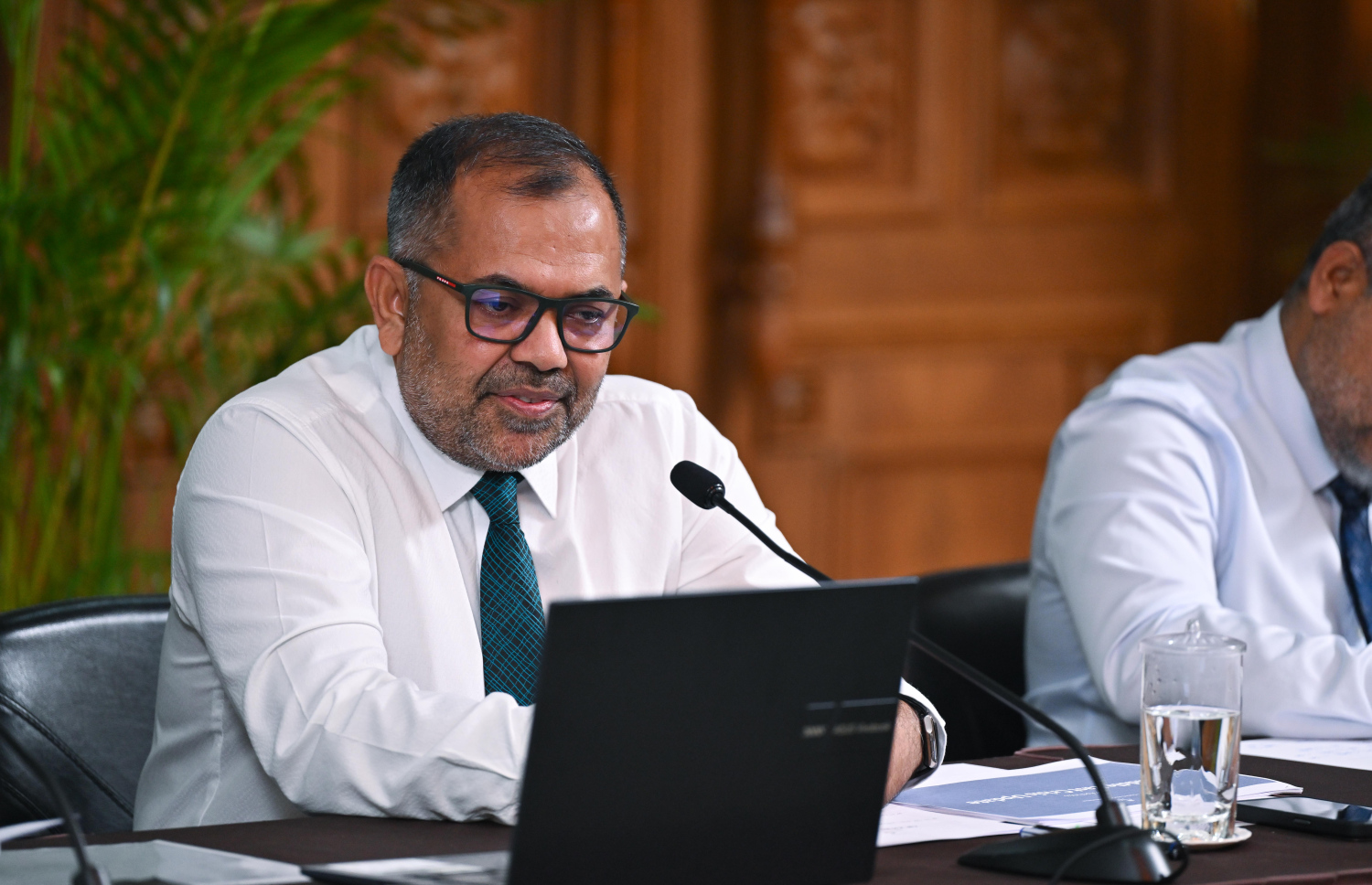 ފިނޭންސް މިނިސްޓަރު ޒަމީރު މިއަދު ނޫސްވެރިންނާ ވާހަކަ ދައްކަވަނީ.