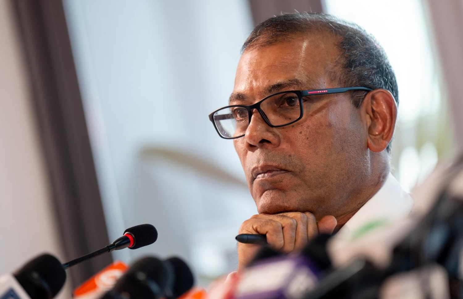 ނަޝީދާއި ފައްޔާޒުގެ މީޑިއާ ބްރީފިންގައި ނޫސްވެރިއެއްގެ ސުވާލަށް ނަޝީދު ސަމާލުކަން ދެއްވައިގެން.---ފޮޓޯ: ނިޝާން އަލީ| މިހާރު