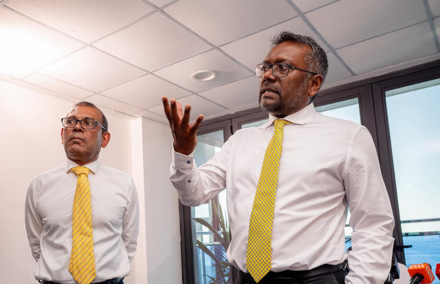 ކުރީގެ ރައީސް ނަޝީދާއި އެމްޑީޕީގެ ކުރީގެ ޗެއާޕާސަން ފައްޔާޒު.---ފޮޓޯ: ފަޔާޒު މޫސާ| މިހާރު