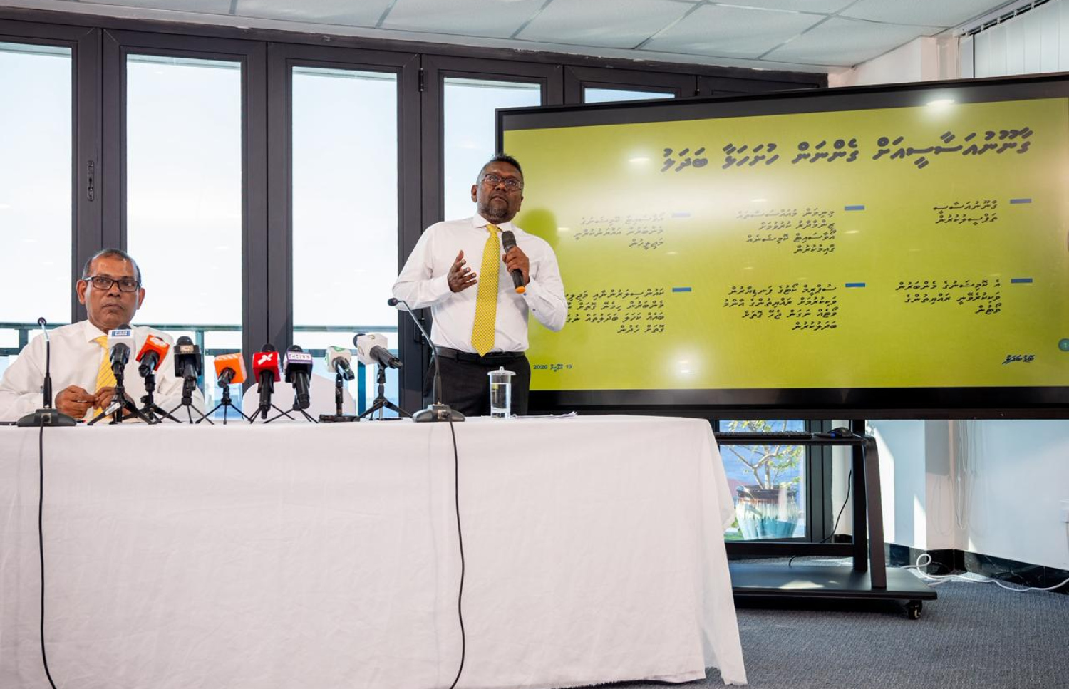 ފައްޔާޒު މިއަދު ޕްރެޒެންޓޭޝަން ހުށަހަޅުއްވާއިރު ނަޝީދު އަޑުއައްސަވަނީ.---ފޮޓޯ: ނިޝާން އަލީ| މިހާރު