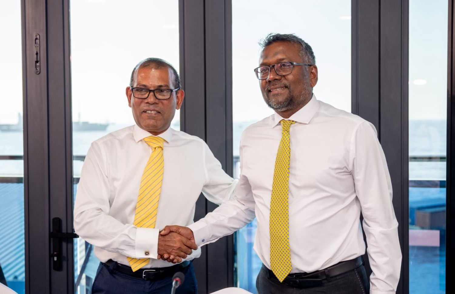 އިއްޔެގެ މީޑިއާ ބްރީފިންގެ ތެރެއިން ނަޝީދާއި ފައްޔާޒު ސަލާން ކުރައްވަނީ.---ފޮޓޯ: ނިޝާން އަލީ| މިހާރު