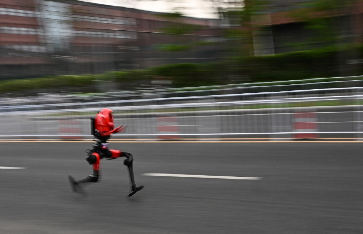 ބެއިޖިންގްގައި ބޭއްވި ދެވަނަ ބެއިޖިންގް އީ ޓައުން ހާފް މެރަތަން އަދި ހިއުމަނޮއިޑް ހާފް މެރަތަންގެ ތެރެއިން ރޮބޮޓެއް ދުވަނީ. ފޮޓޯ: ޕެޑްރޯ ޕާޑޯ | އޭއެފްޕީ