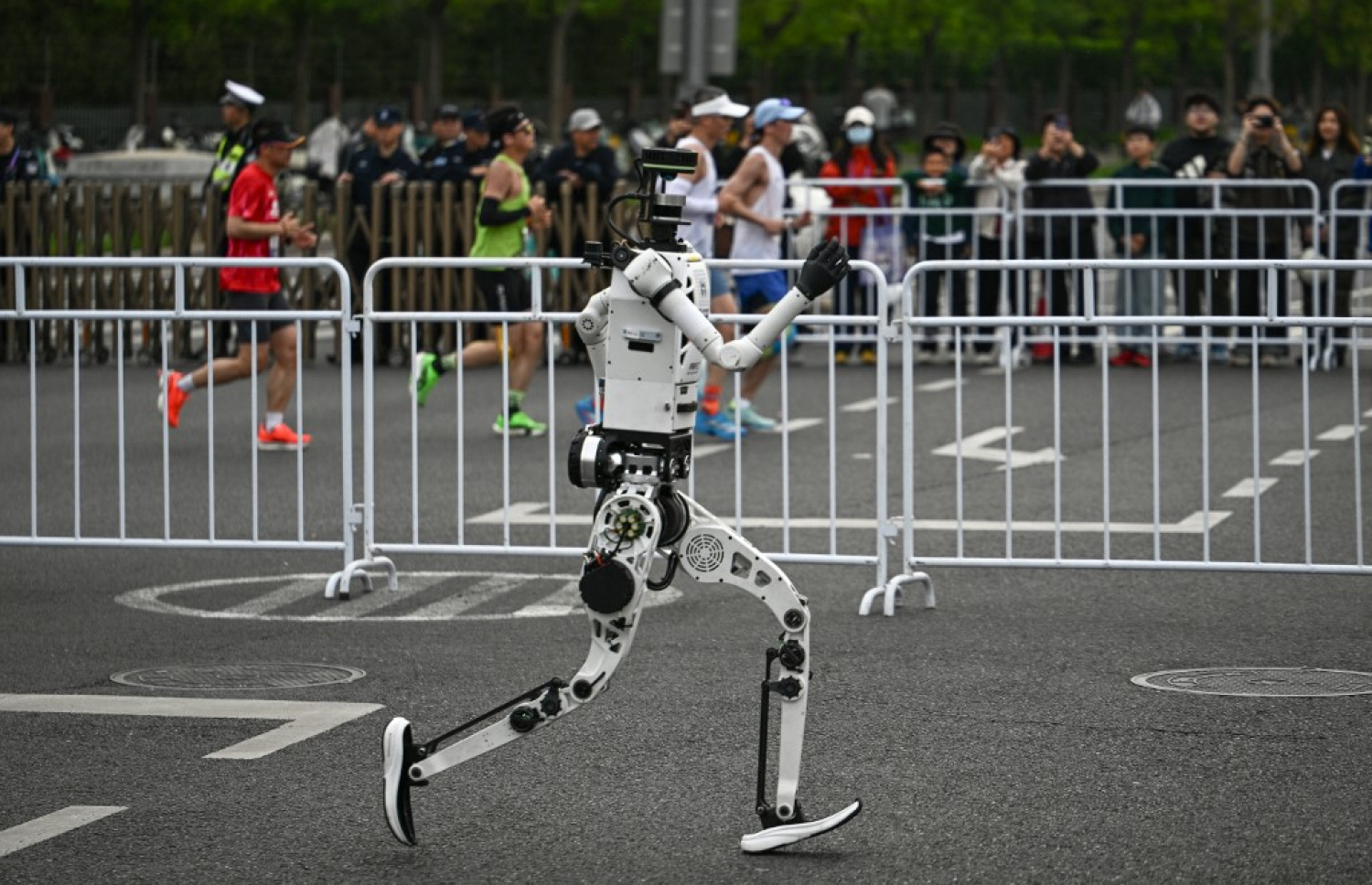 ބެއިޖިންގްގައި ބޭއްވި ދެވަނަ ބެއިޖިންގް އީ-ޓައުން ހާފް މެރަތަން އަދި ހިއުމަނޮއިޑް ހާފް މެރަތަންގައި ރޮބޮޓެއް ދުވަނީ. ފޮޓޯ: ޕެޑްރޯ ޕާޑޯ | އޭއެފްޕީ