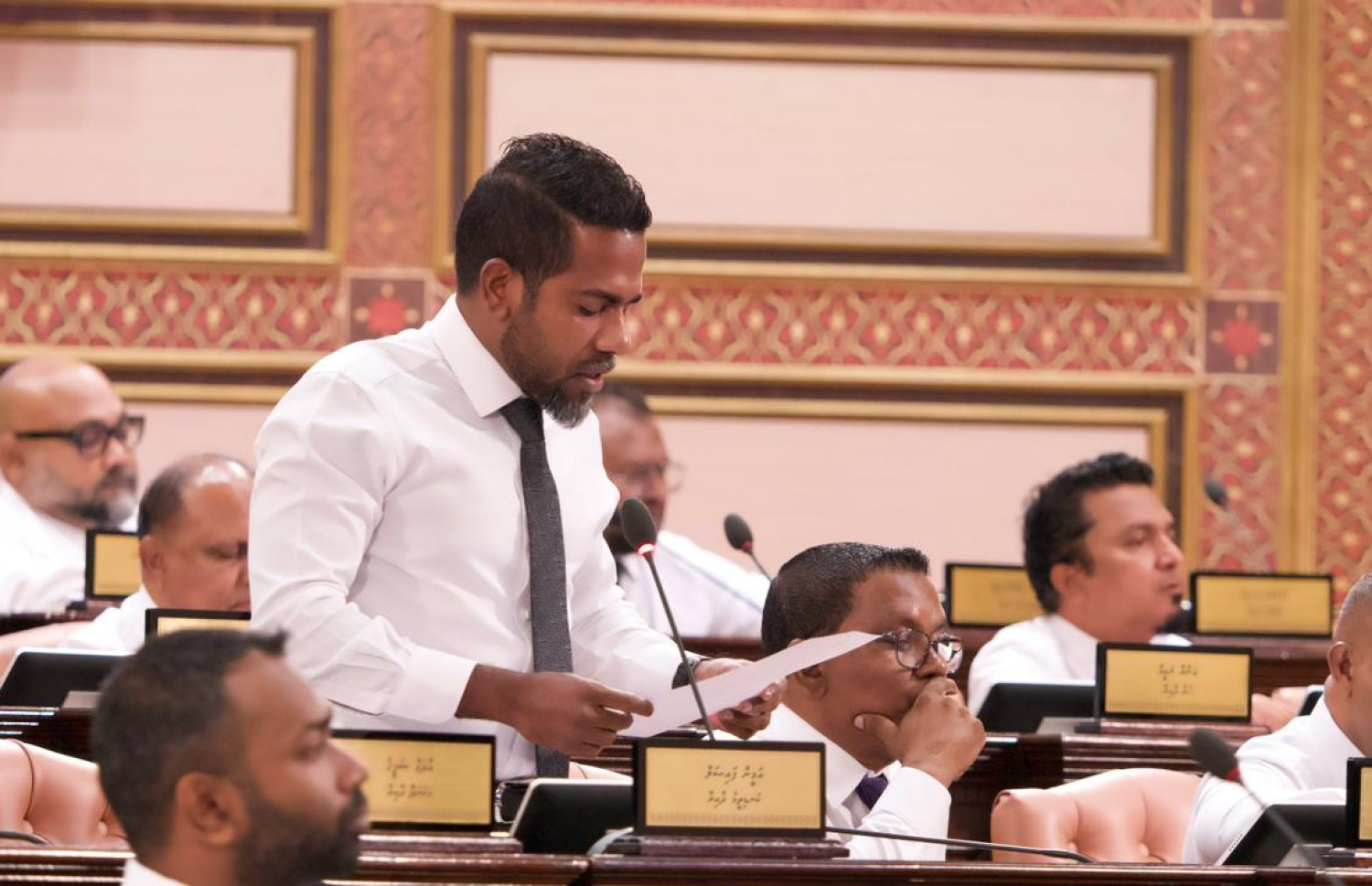 ރައްޔިތުންގެ މަޖިލީހުގެ ކަނޑިތީމު ދާއިރާގެ މެންބަރު އަމީން ފައިސަލް މަޖިލީހުގެ މިއަދުގެ ޖަލްސާގައި އިކޮނޮމިކް މިނިސްޓަރު މުހައްމަދު ސައީދާ ސުވާލުރައްވަނީ. ފޮޓޯ: މަޖިލީހުގެ އިދާރާ